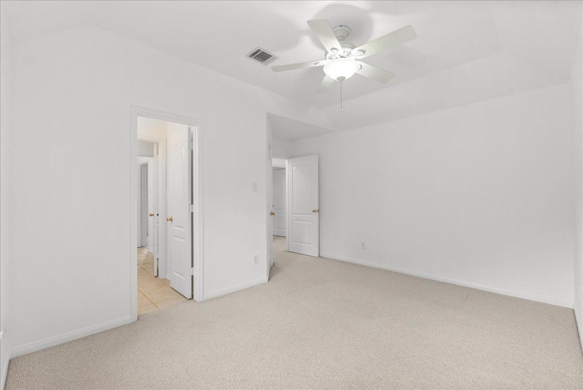 311 Lake Front Drive, League City, TX 77573 Good sized secondary bedroom with an attached Jack and Jill bathroom.