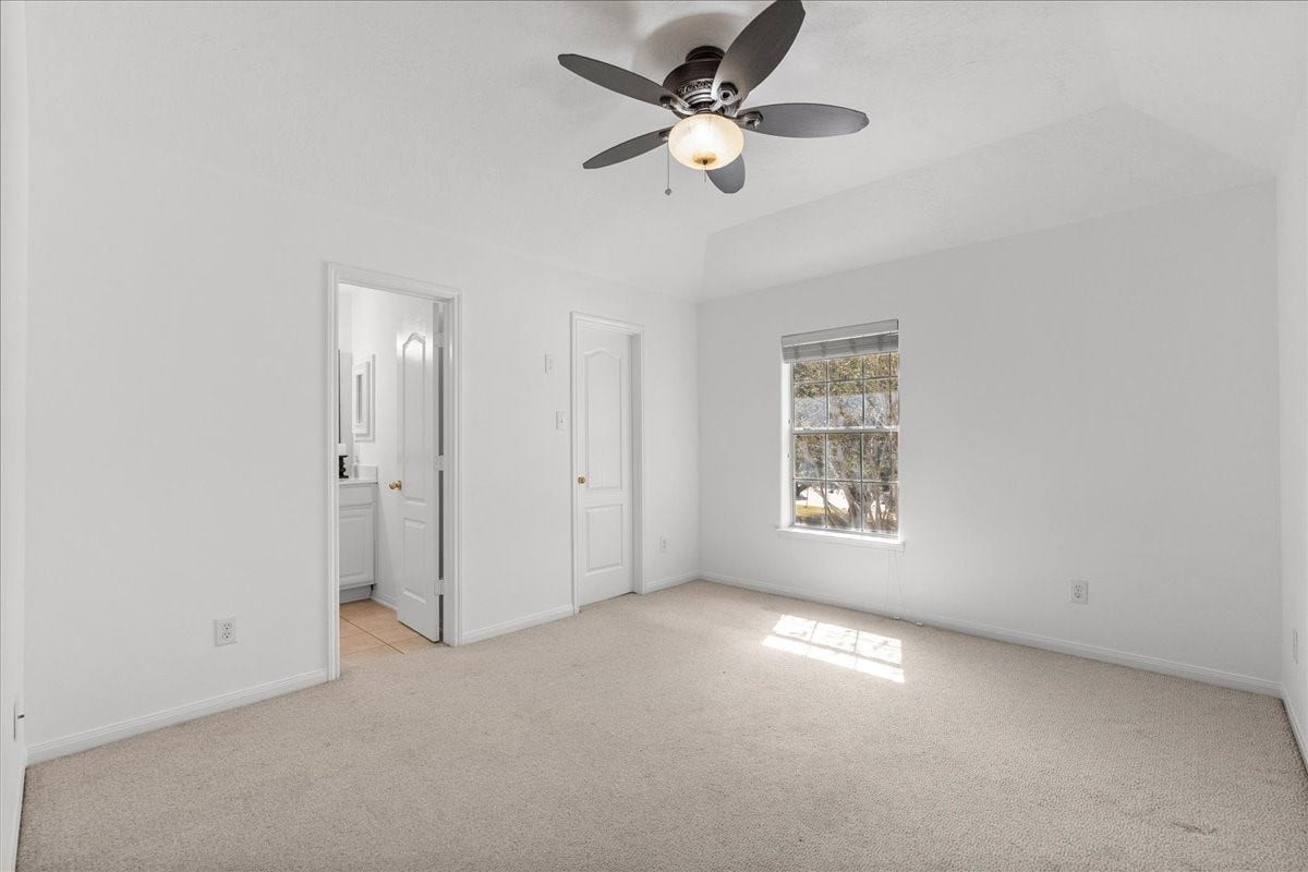 311 Lake Front Drive, League City, TX 77573 Good sized secondary bedroom with an attached Jack and Jill bathroom.