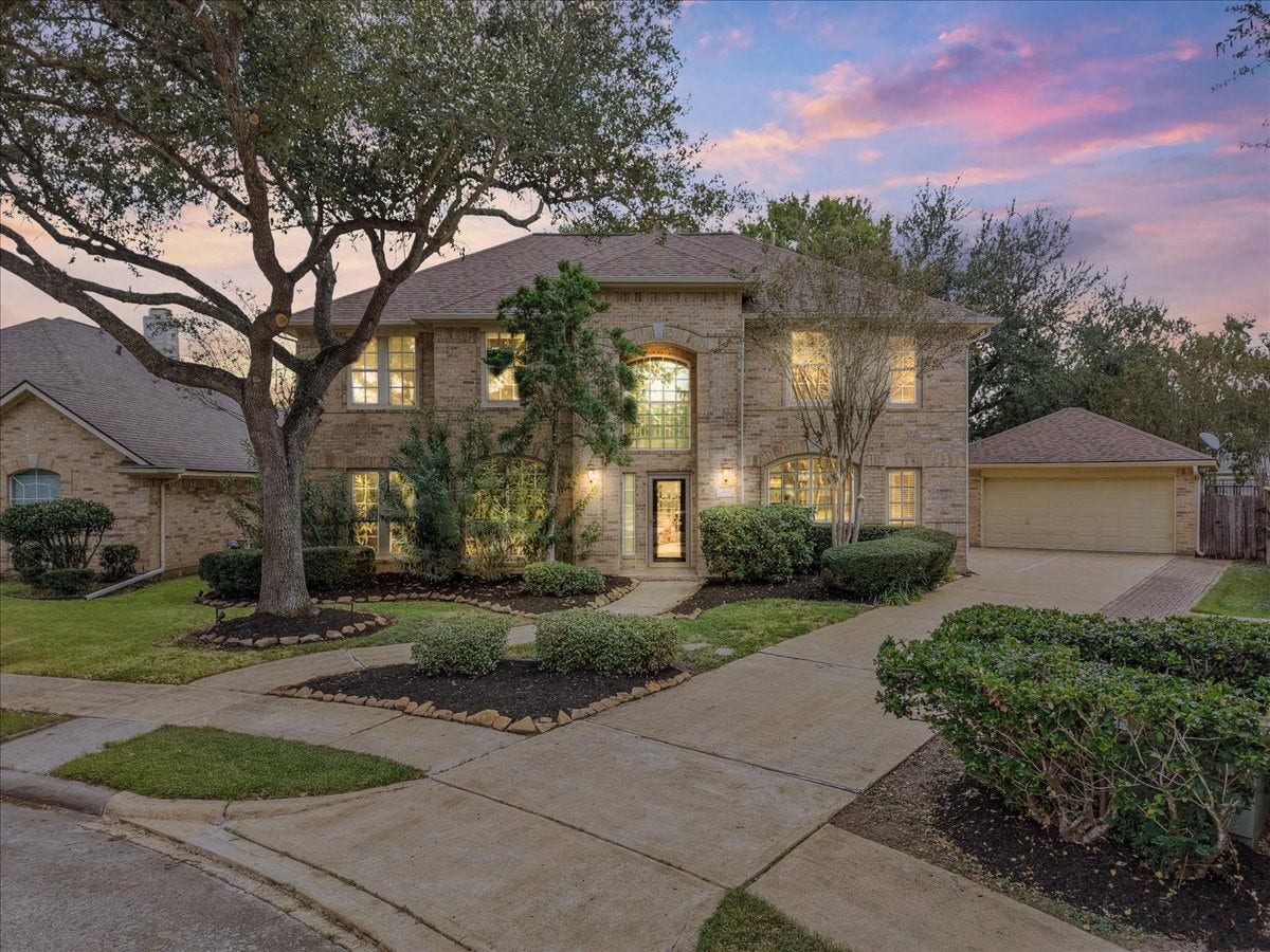 311 Lake Front Drive, League City, TX 77573 Welcome home to 311 Lake Front Drive!