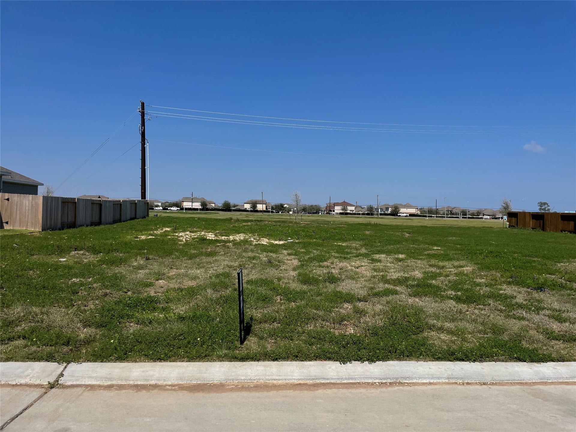 660 Woodhaven Lakes Drive, La Marque, TX 77568 660 Woodhaven Lakes Drive, La Marque, TX 77568