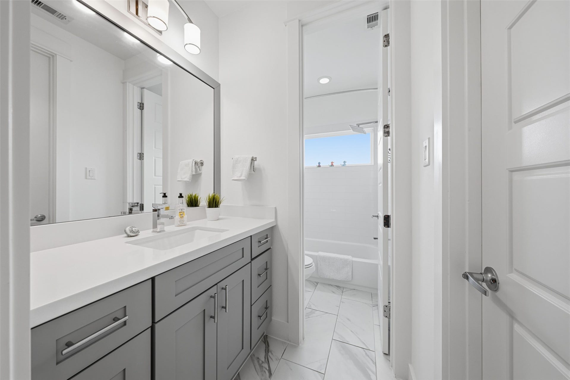 Full bathroom #2
