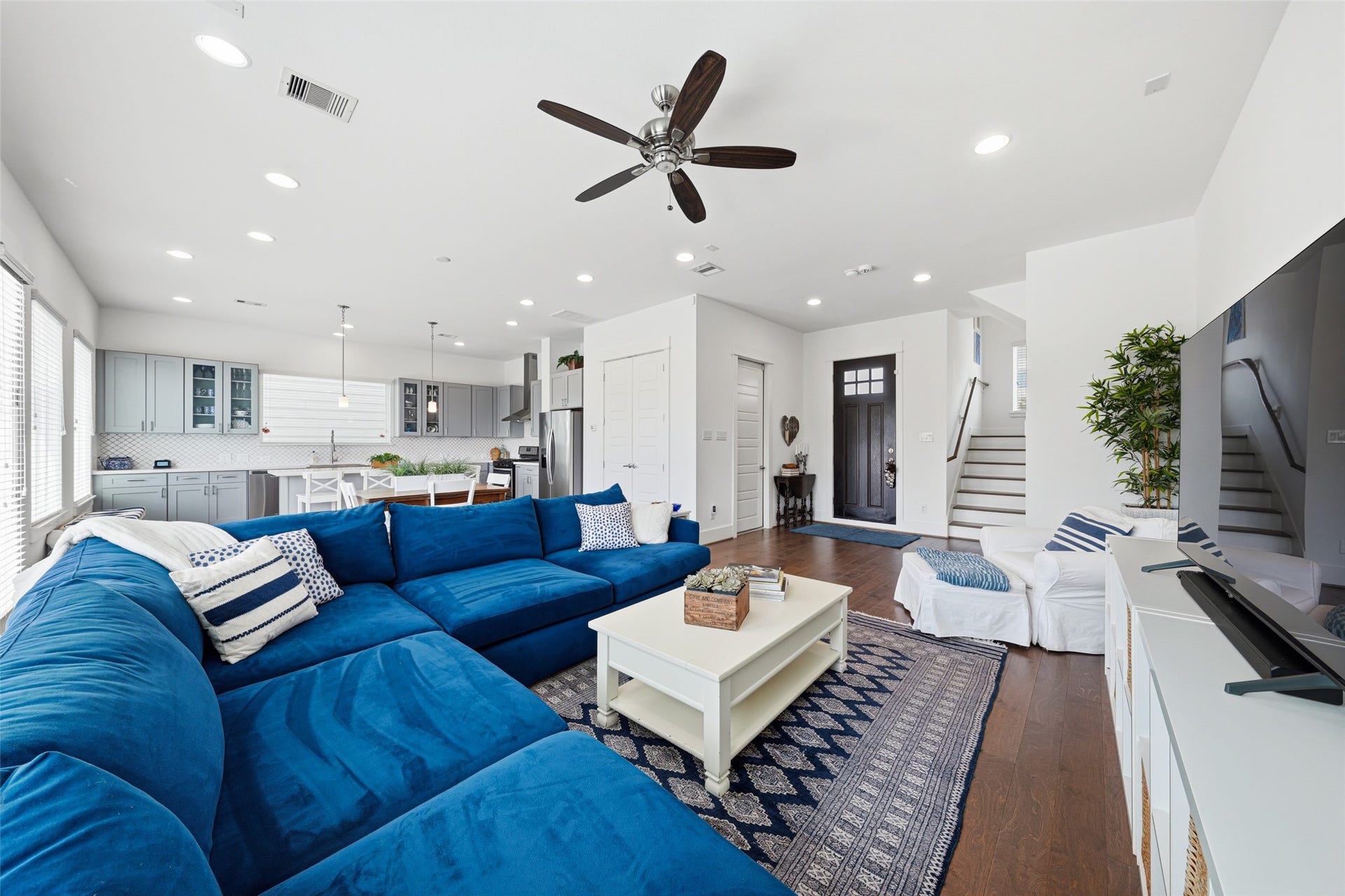 Open floor plan is great for entertaining.