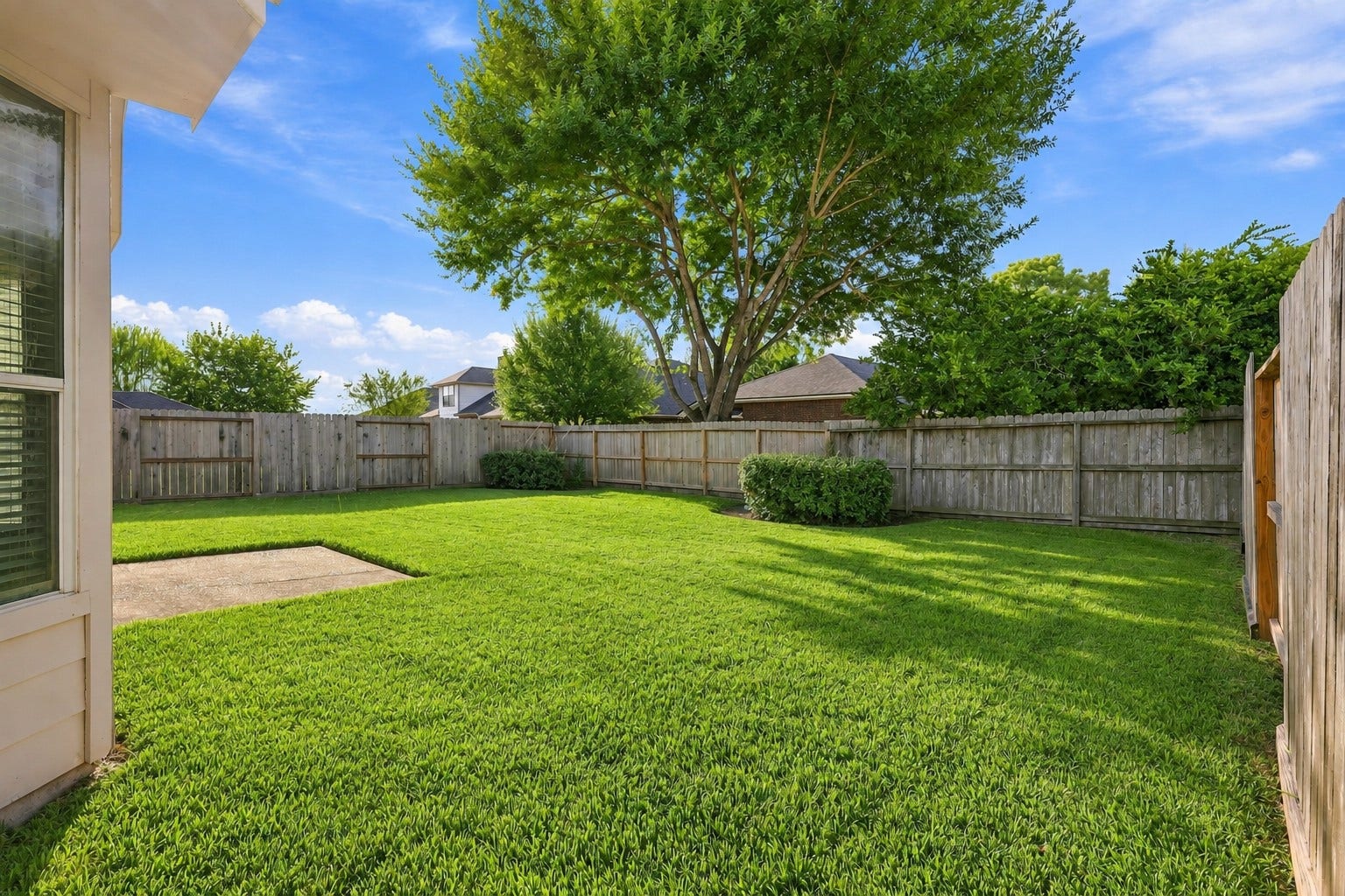 11404 Summit Bay Drive, Pearland, TX 77584 Enjoy the outdoors in this spacious fenced backyard featuring a lush green lawn, mature shade tree, and plenty of room for pets, play, gardening, or outdoor gatherings. A peaceful private setting to relax and enjoy the Texas sunshine. Full sprinkler system for easy upkeep!