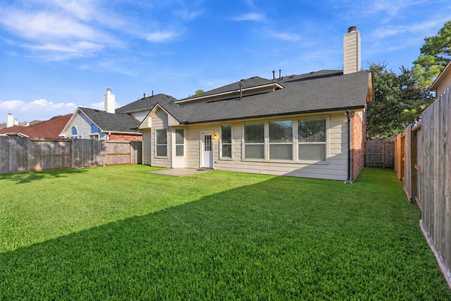 11404 Summit Bay Drive, Pearland, TX 77584 Spacious private backyard offers a beautifully maintained lawn, mature landscaping, privacy fencing, and a covered patio area. The generous outdoor space provides plenty of room for relaxing, entertaining, pets, and enjoying sunny Texas days.