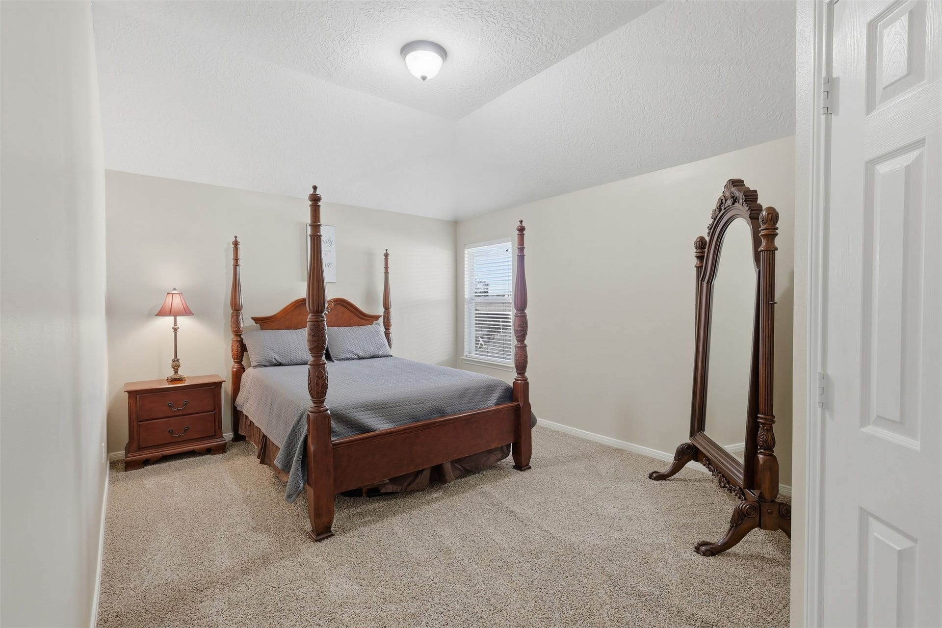 11404 Summit Bay Drive, Pearland, TX 77584 Spacious secondary bedroom with plush carpeting, high ceilings, abundant natural light, and ample floor space. This comfortable private retreat offers plenty of room for furniture and personal touches, complete with a walk-in closet.
