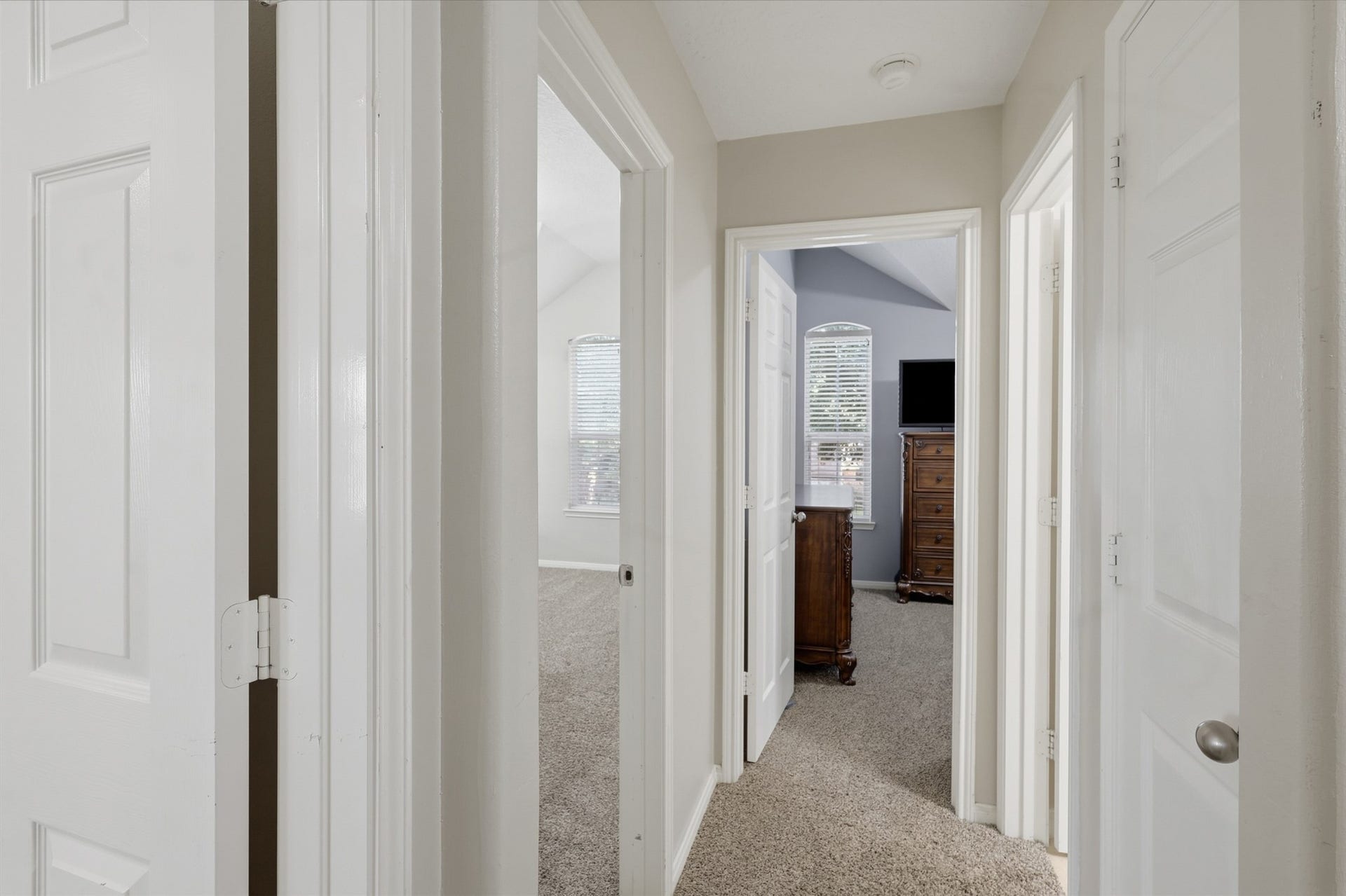 11404 Summit Bay Drive, Pearland, TX 77584 Well-appointed upstairs hallway provides convenient access to the home's bedrooms and entertainment spaces. Soft carpeting, neutral finishes, and plenty of natural light create a comfortable and welcoming upper-level passage.