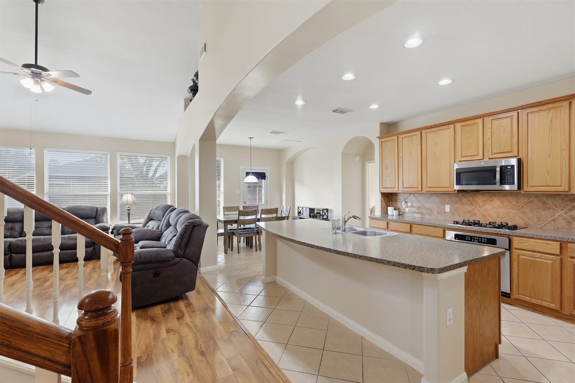 11404 Summit Bay Drive, Pearland, TX 77584 Enjoy the spacious open-concept layout seamlessly connecting the family room and gourmet kitchen. Soaring ceilings, abundant recessed lighting, wood-look flooring, and a large island create an inviting space perfect for everyday living and entertaining. Just add your barstools and savor watching culinary masterpieces come to life!