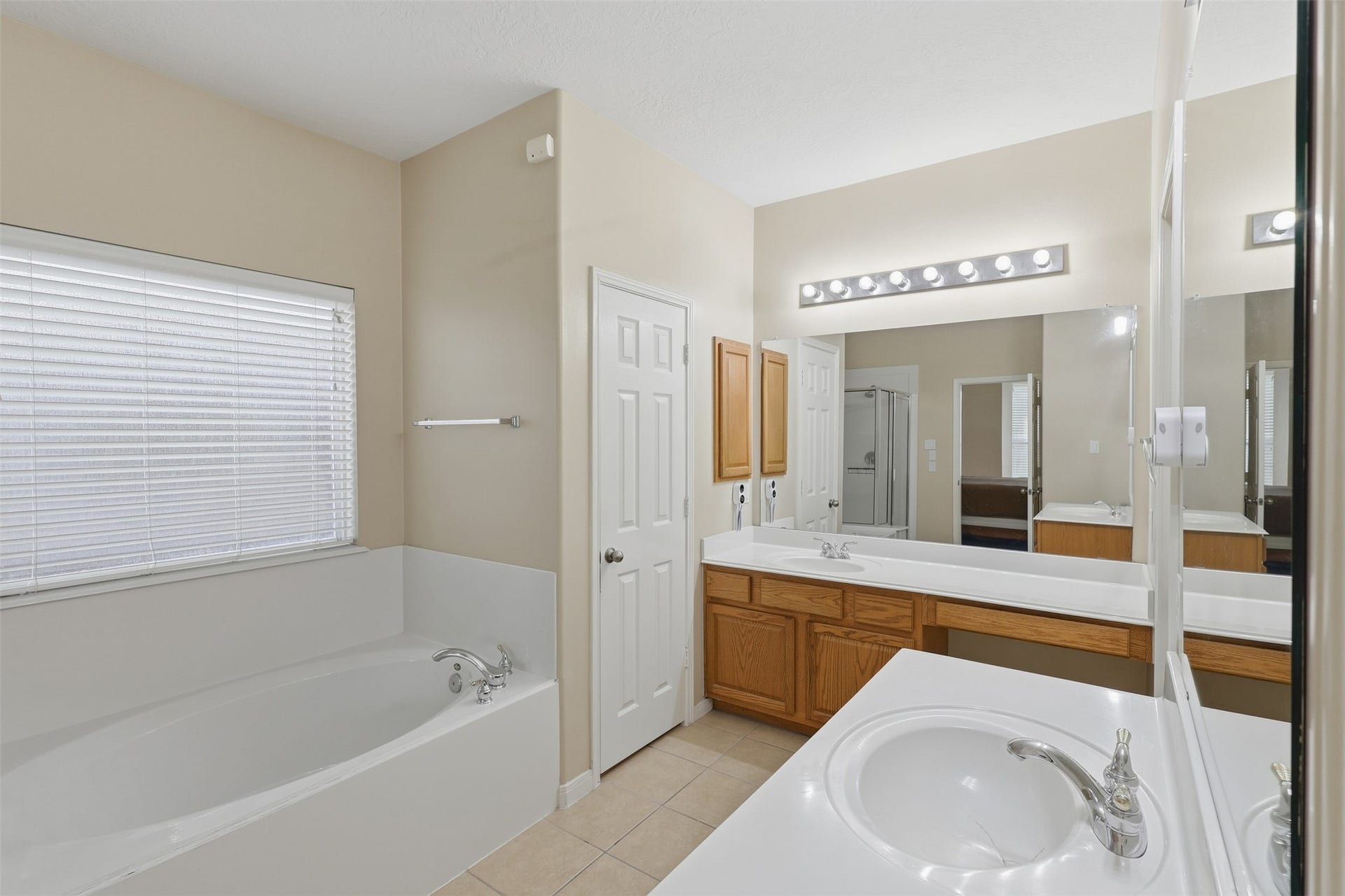 11404 Summit Bay Drive, Pearland, TX 77584 The spacious private vanity provides plenty of room for your morning routine, complete with a medicine cabinet, and you'll love the two private walk-in closets. Have you scheduled your visit yet?