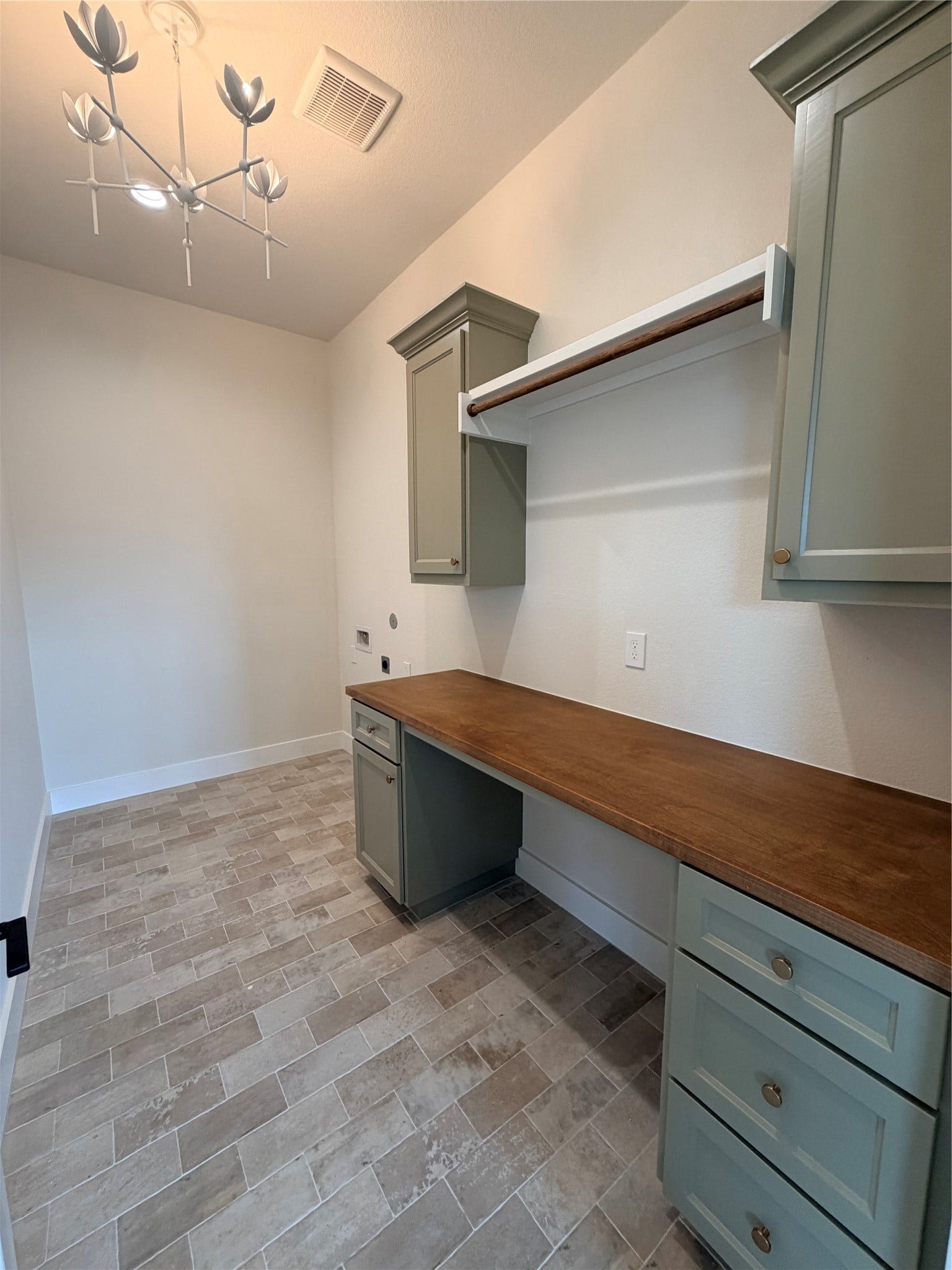 1727 South Pointe, Friendswood, TX 77546-5391 Utility Closet next to Primary Bedroom