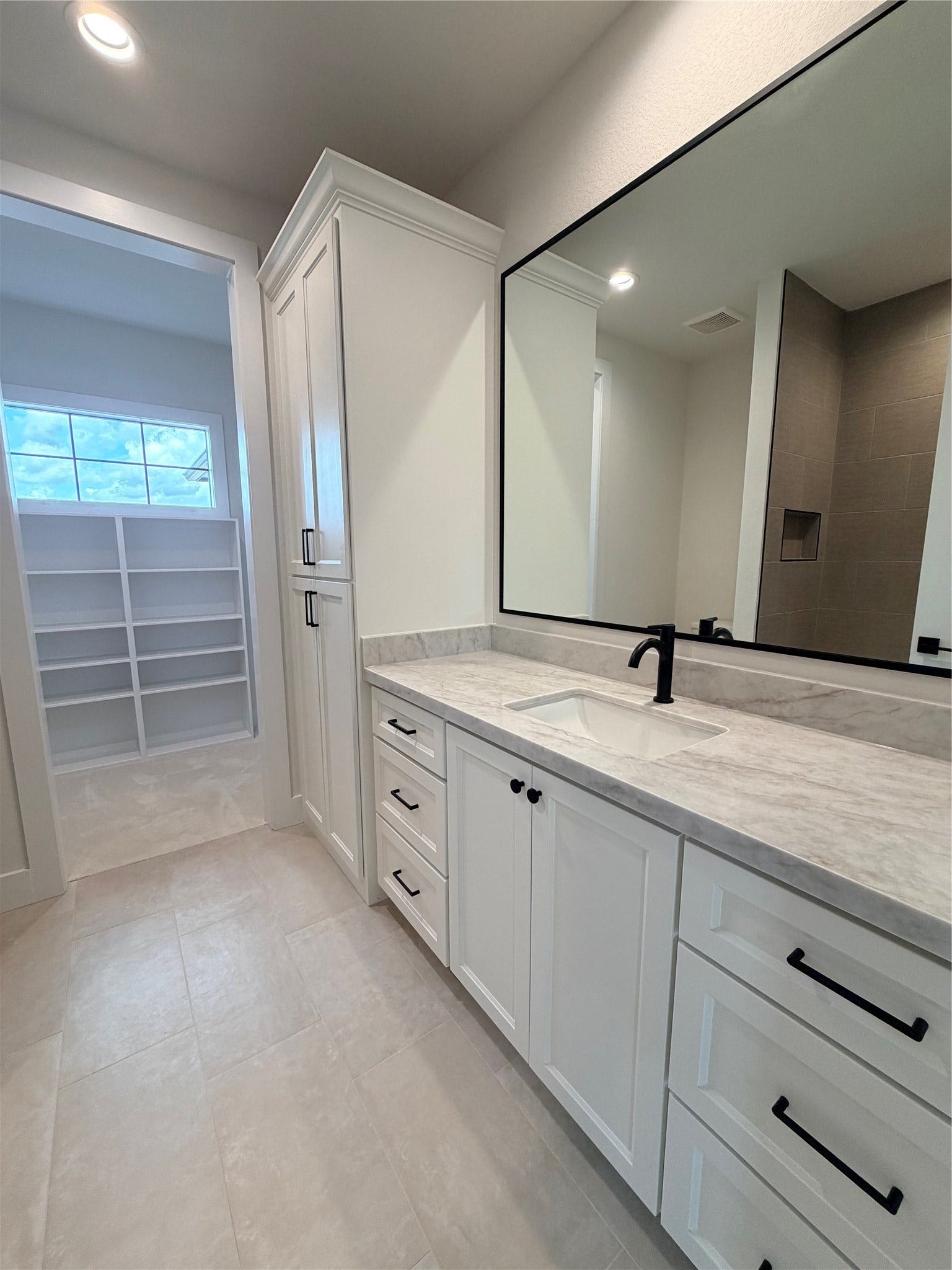 1727 South Pointe, Friendswood, TX 77546-5391 Upstairs Bathroom/closet