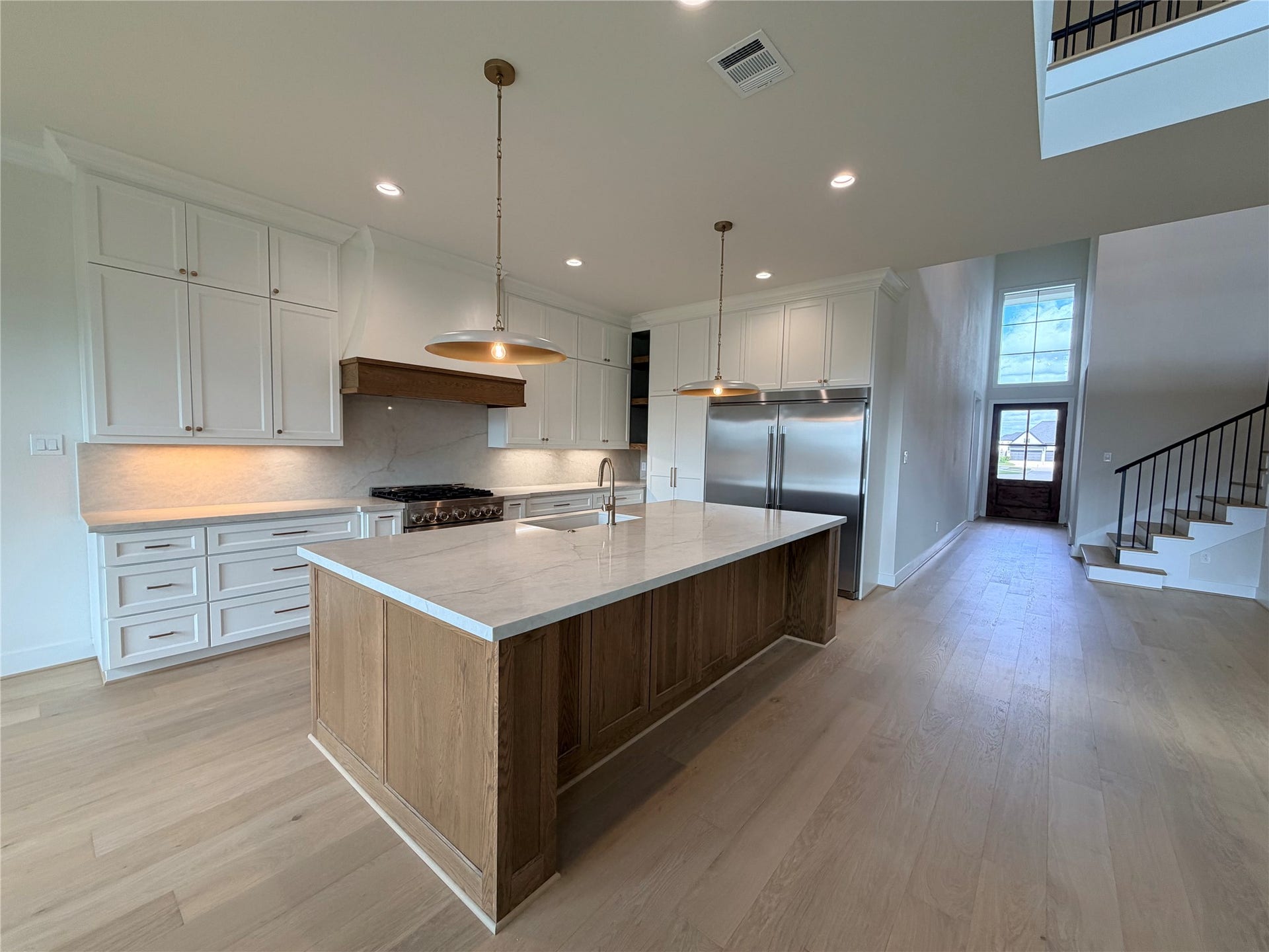 1727 South Pointe, Friendswood, TX 77546-5391 Trendy white oak cabinetry
