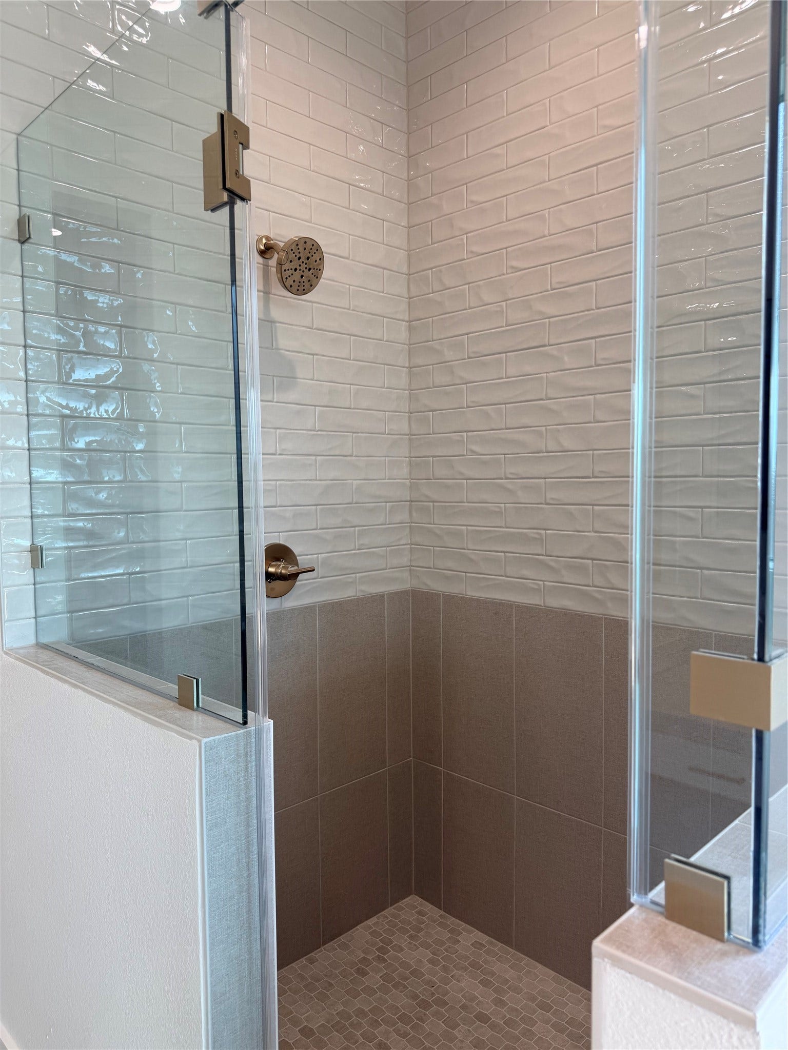 1727 South Pointe, Friendswood, TX 77546-5391 Oversize walk-in Shower