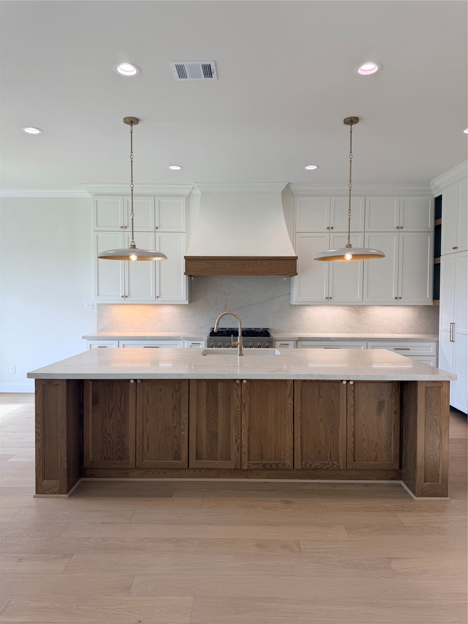 1727 South Pointe, Friendswood, TX 77546-5391 Kitchen with large island