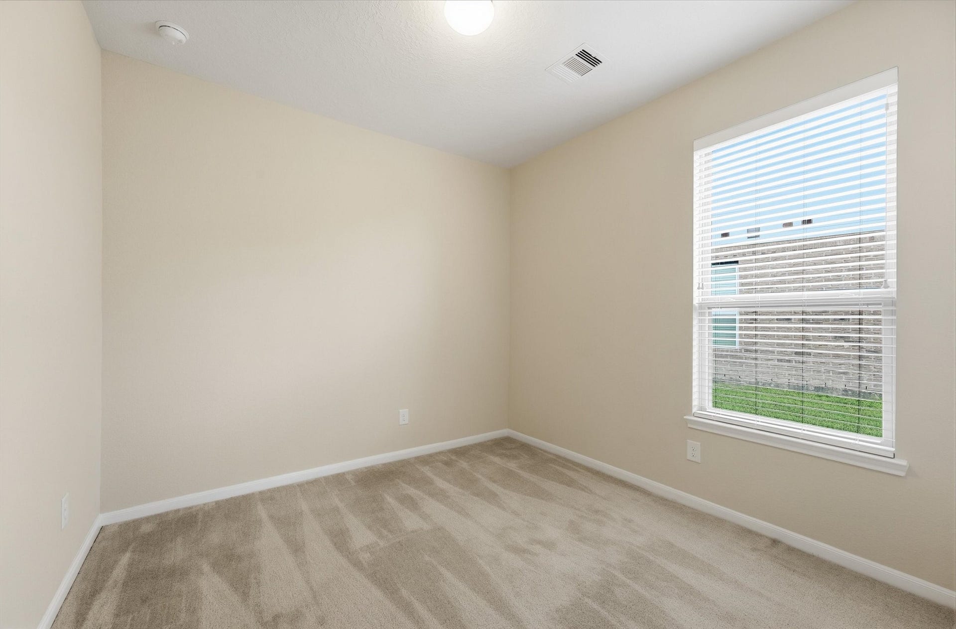 25522 Brentmoor Drive, Porter, TX 77365 Flexible room ideal for a private executive study, quiet workspace, or guest room, complete with clean finishes and bright window views.