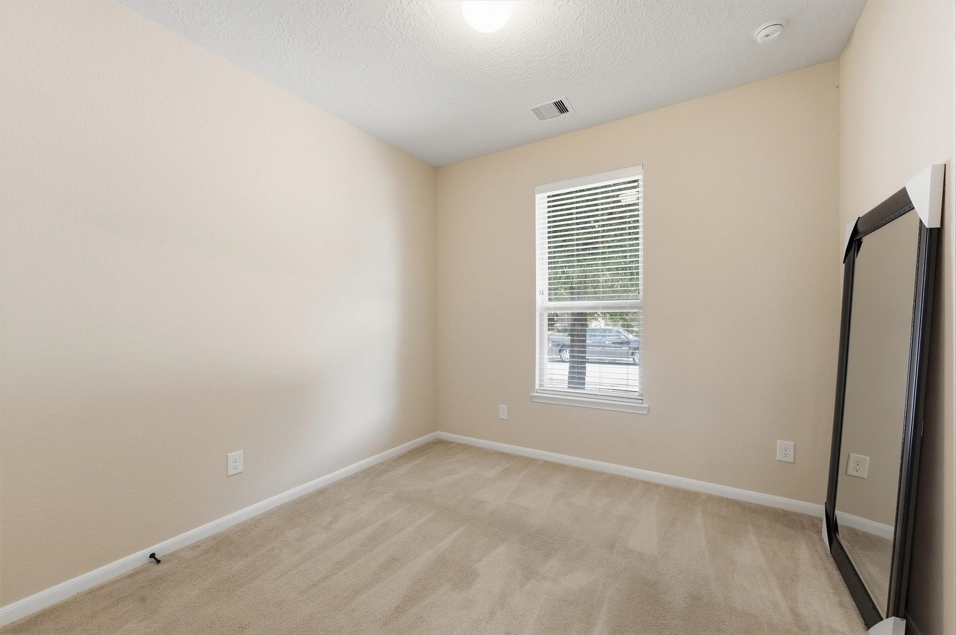 25522 Brentmoor Drive, Porter, TX 77365 Flexible room ideal for a private executive study, quiet workspace, or guest room, complete with clean finishes and bright window views.