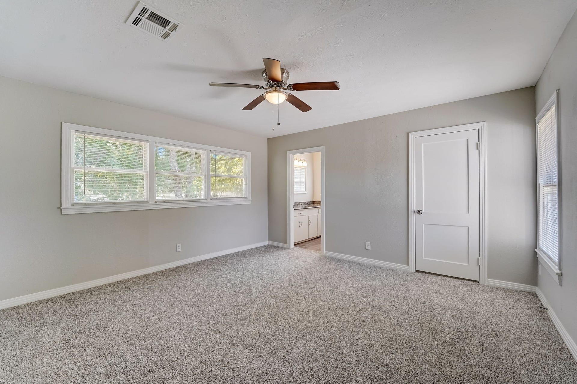 1420 Foreman Street, La Marque, TX 77568 Spacious primary bedroom that features an en-suite bathroom and walk-in closet.