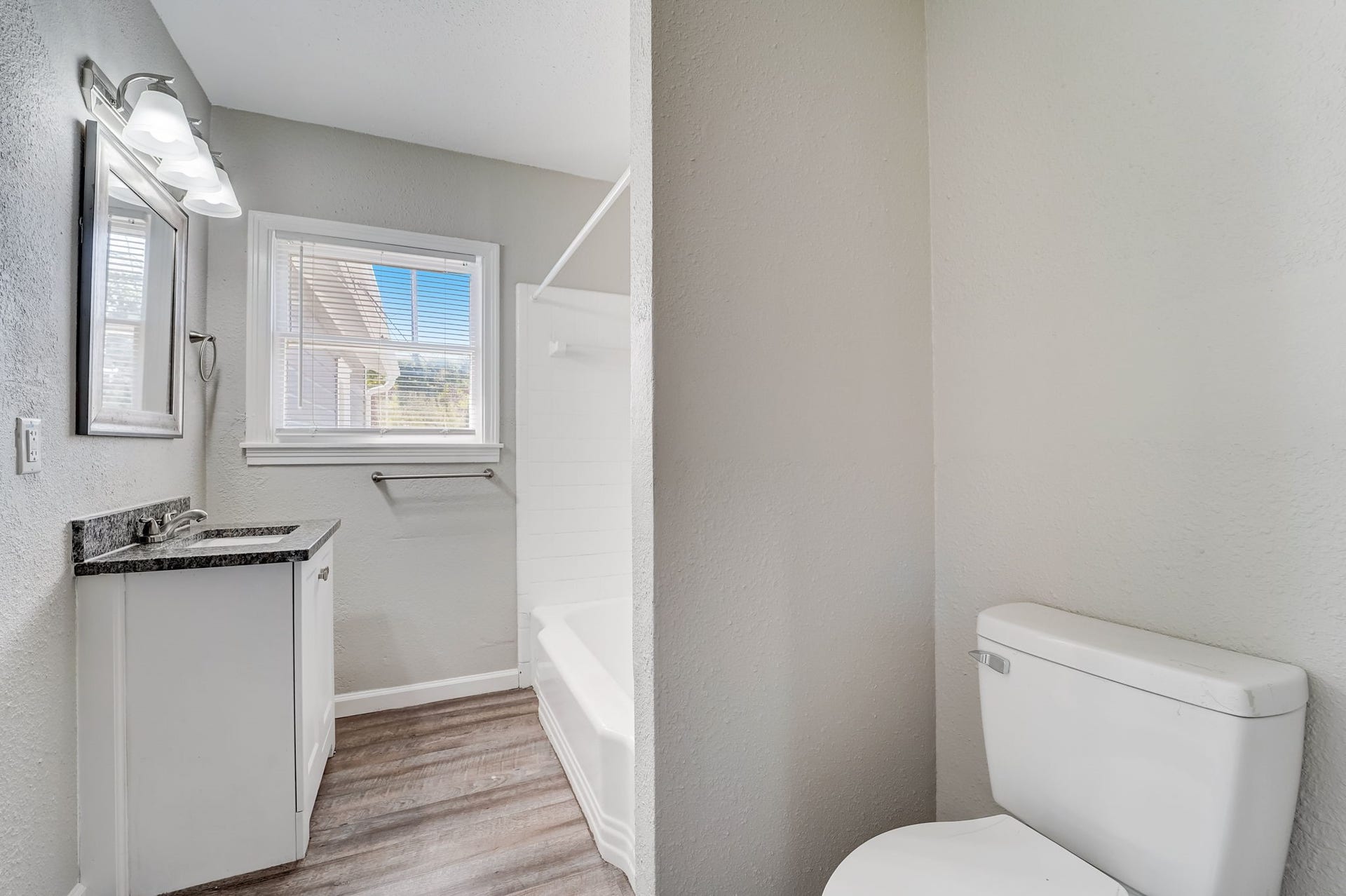 1420 Foreman Street, La Marque, TX 77568 Secondary bathroom.