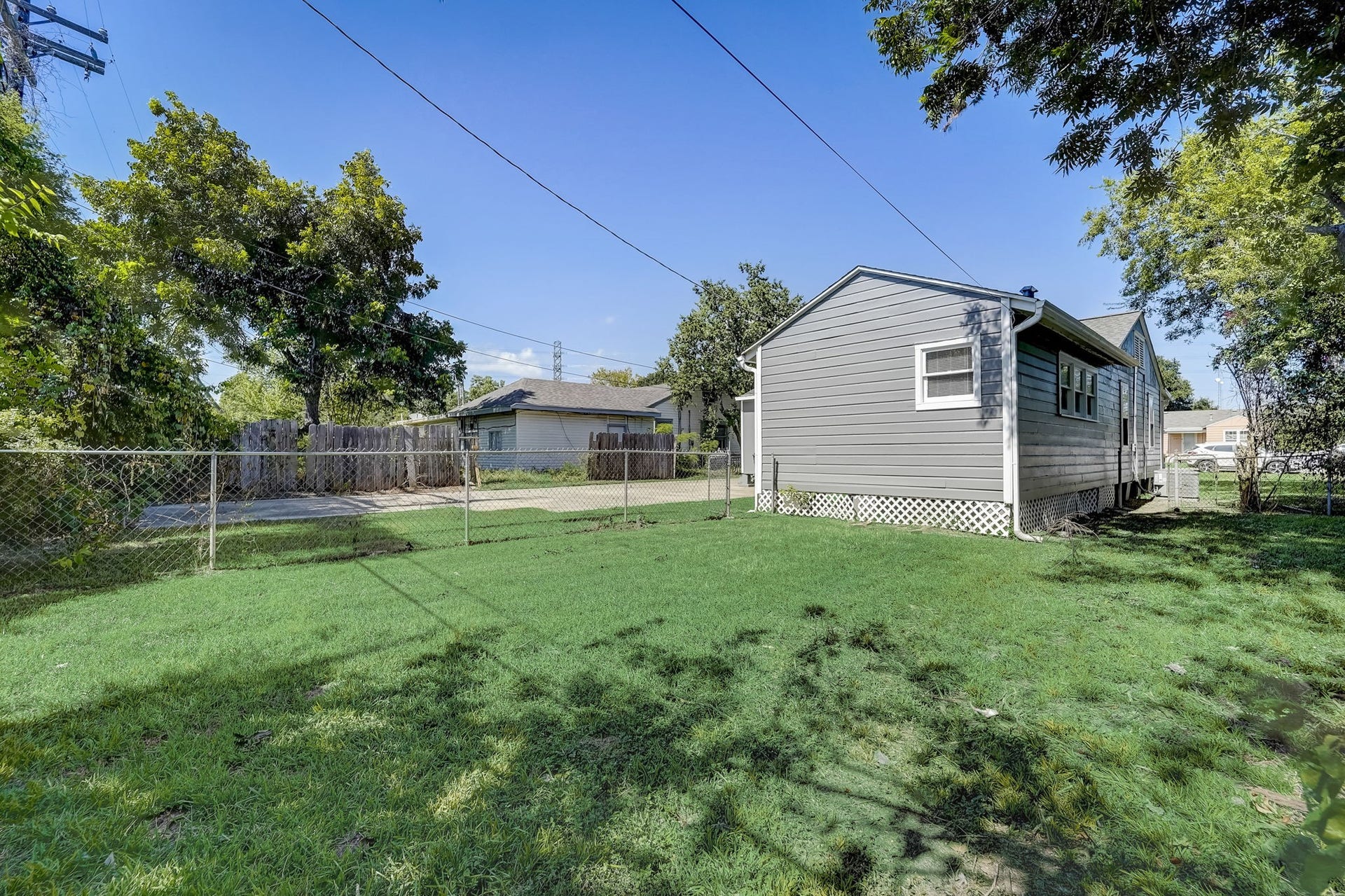 1420 Foreman Street, La Marque, TX 77568 Spacious backyard.