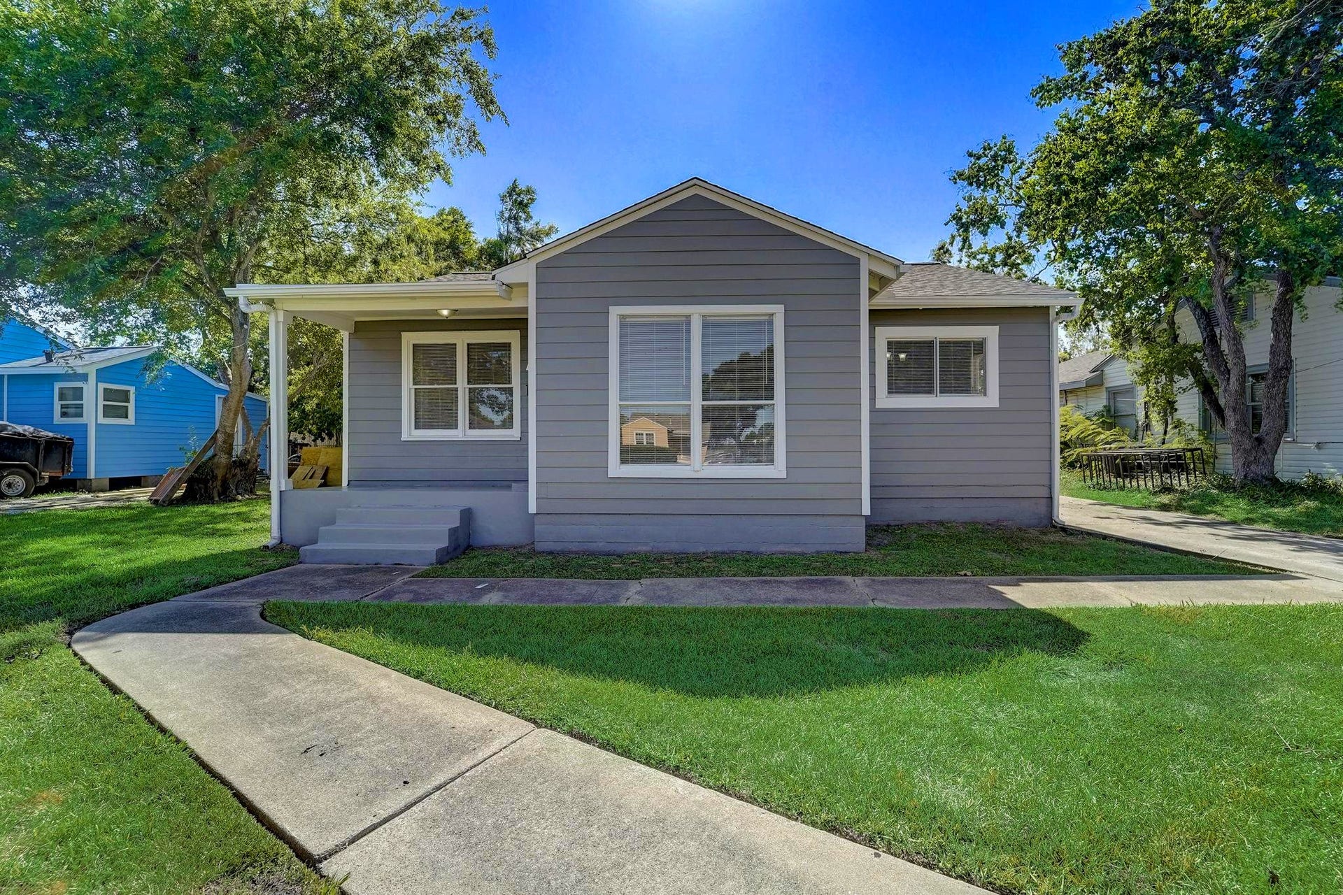 1420 Foreman Street, La Marque, TX 77568 Welcome home to 1420 Foreman St, charming curb appeal and adorable front porch.