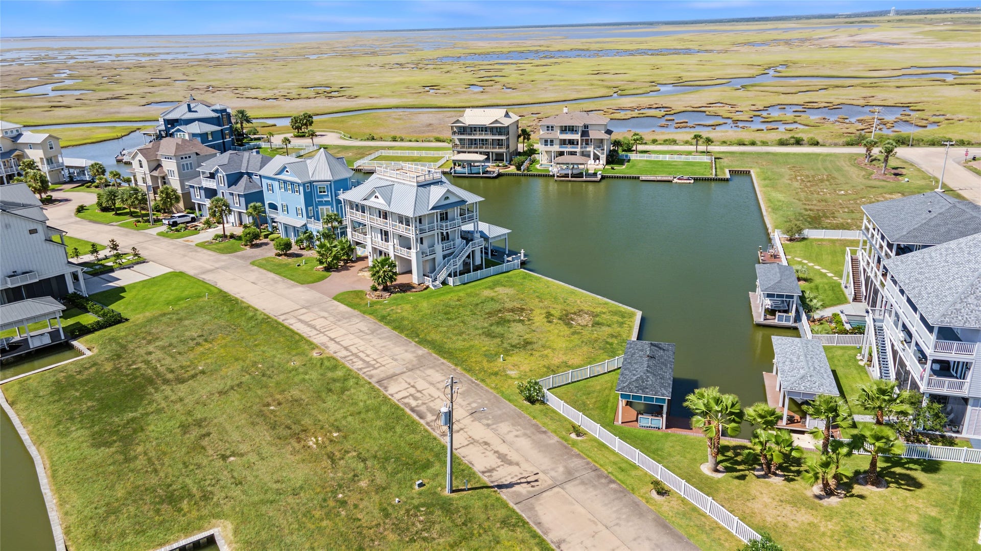 10 Islamorada, Hitchcock, TX 77563 10 Islamorada, Hitchcock, TX 77563