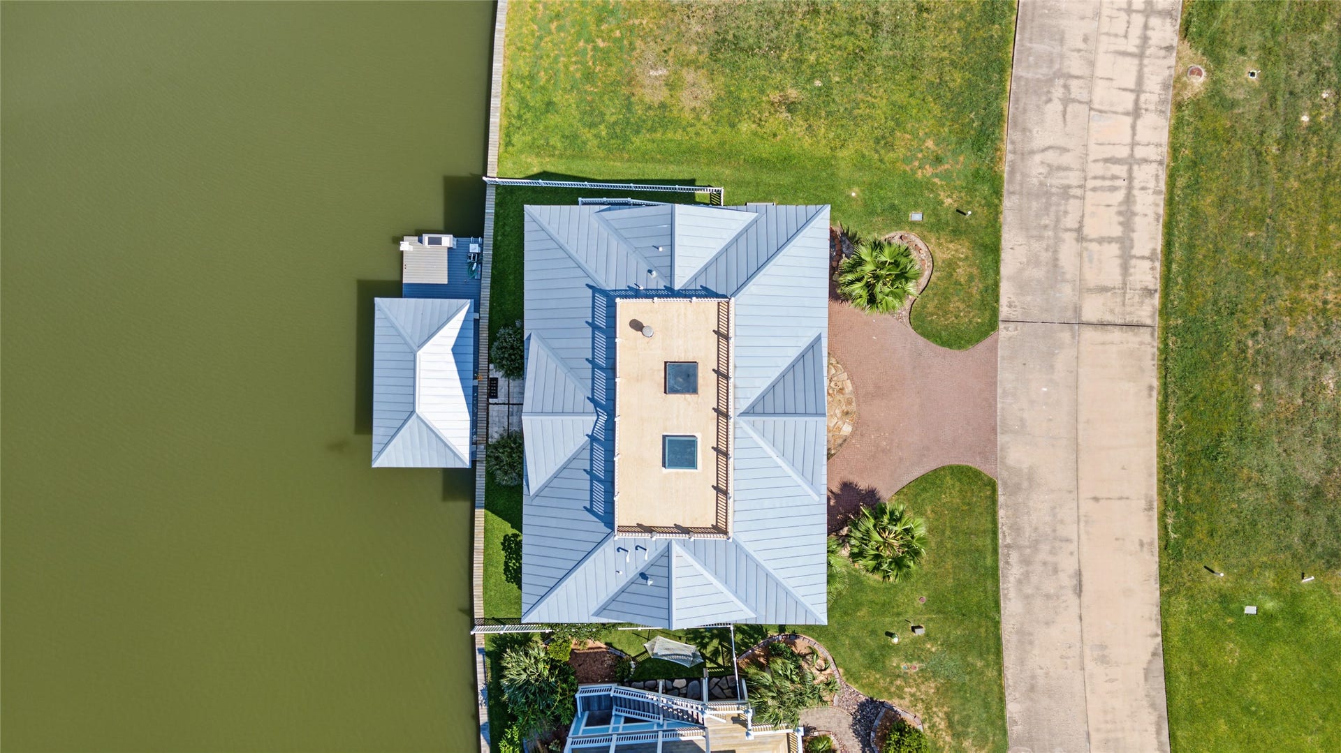 10 Islamorada, Hitchcock, TX 77563 10 Islamorada, Hitchcock, TX 77563