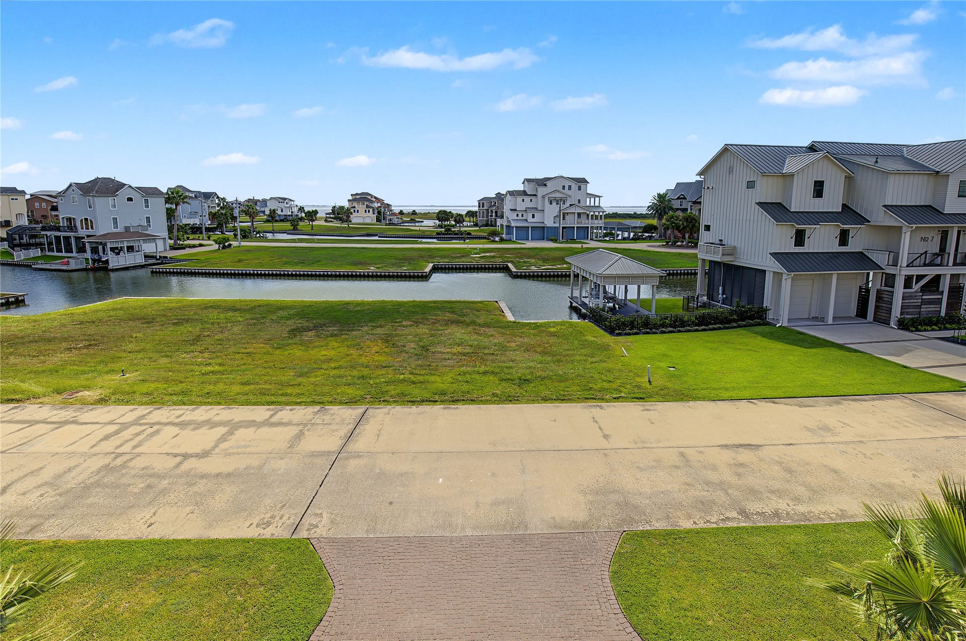 10 Islamorada, Hitchcock, TX 77563 10 Islamorada, Hitchcock, TX 77563