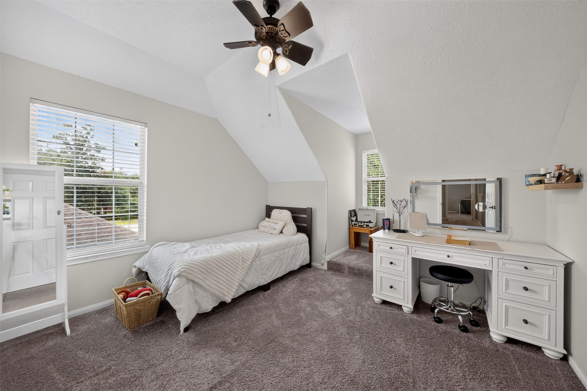 127 N Hawthorne Hollow Circle, The Woodlands, TX 77384 Secondary Bedroom upstairs.