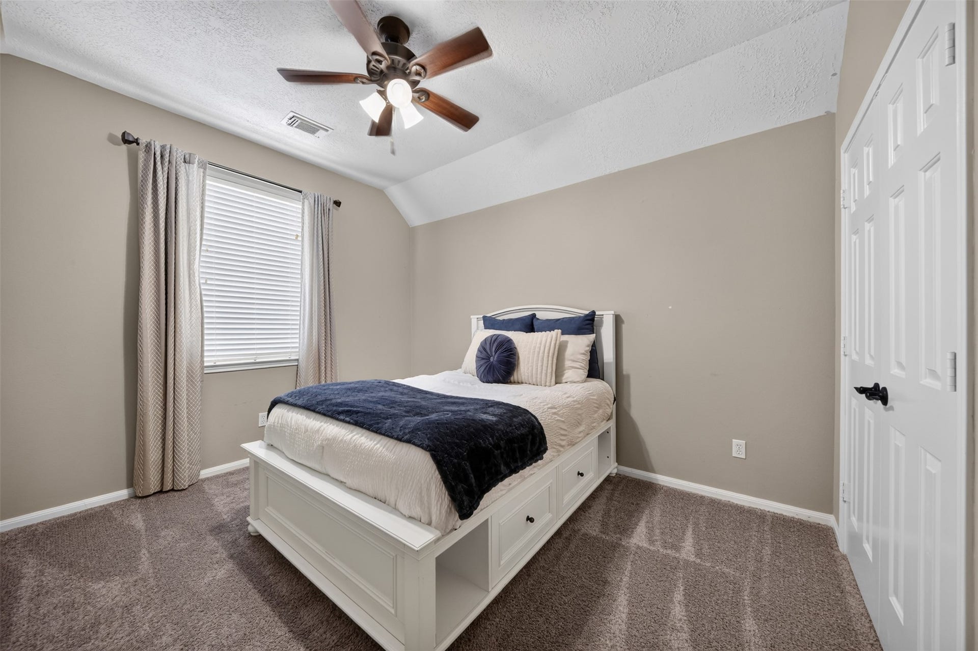 127 N Hawthorne Hollow Circle, The Woodlands, TX 77384 Secondary Bedroom upstairs.