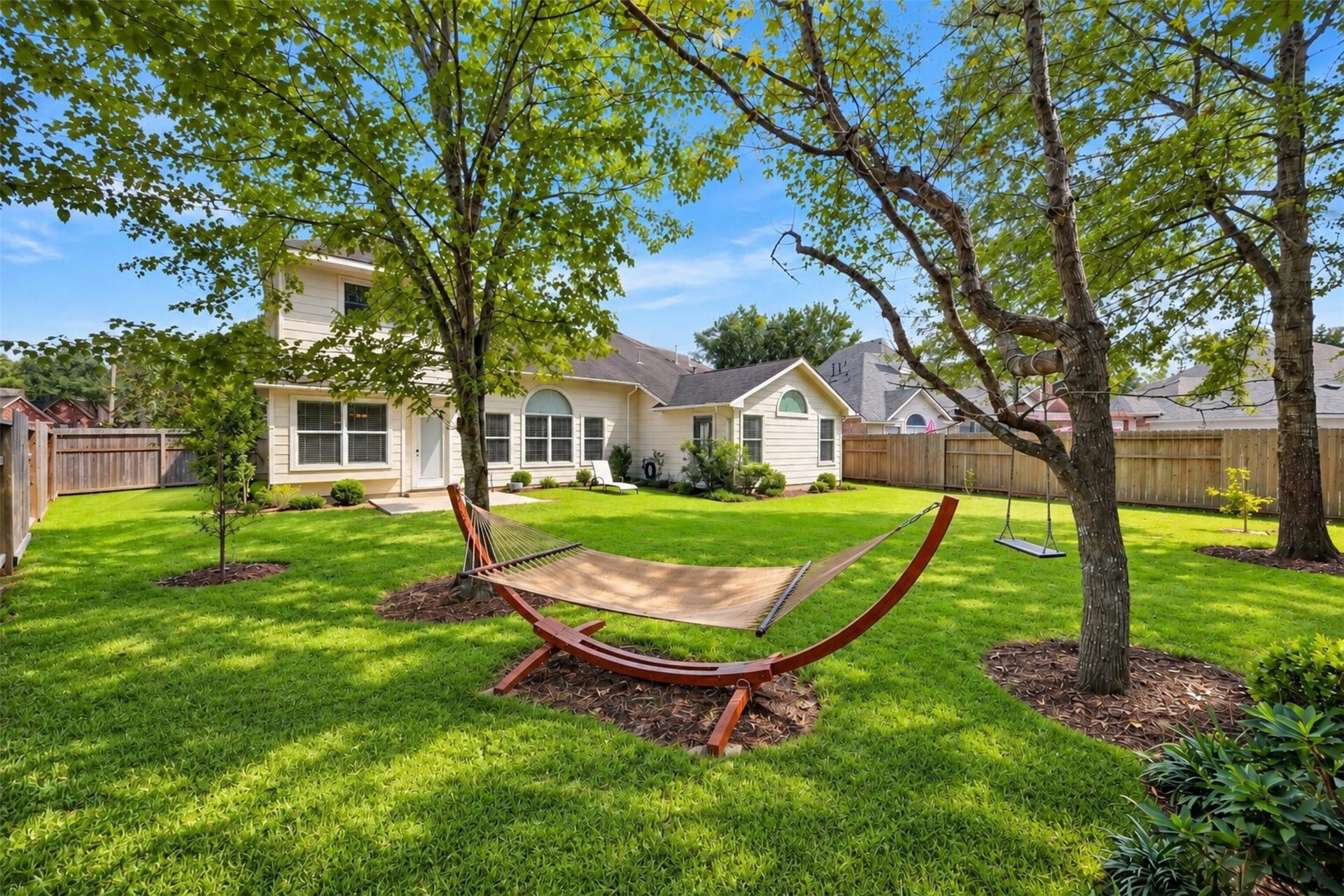 127 N Hawthorne Hollow Circle, The Woodlands, TX 77384 Grass is virtually enhanced.
