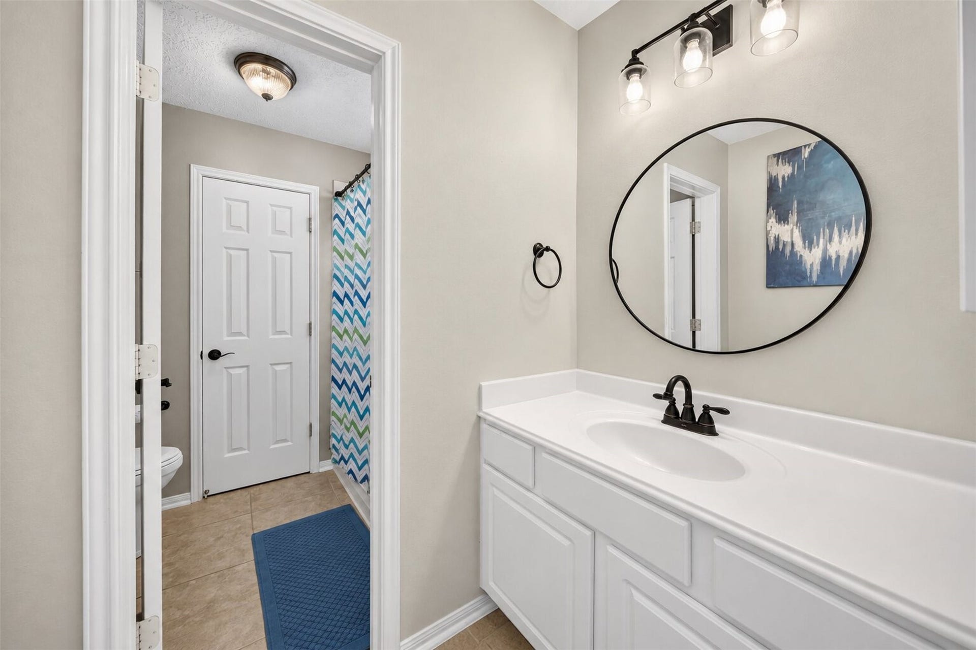 127 N Hawthorne Hollow Circle, The Woodlands, TX 77384 Shared bath upstairs