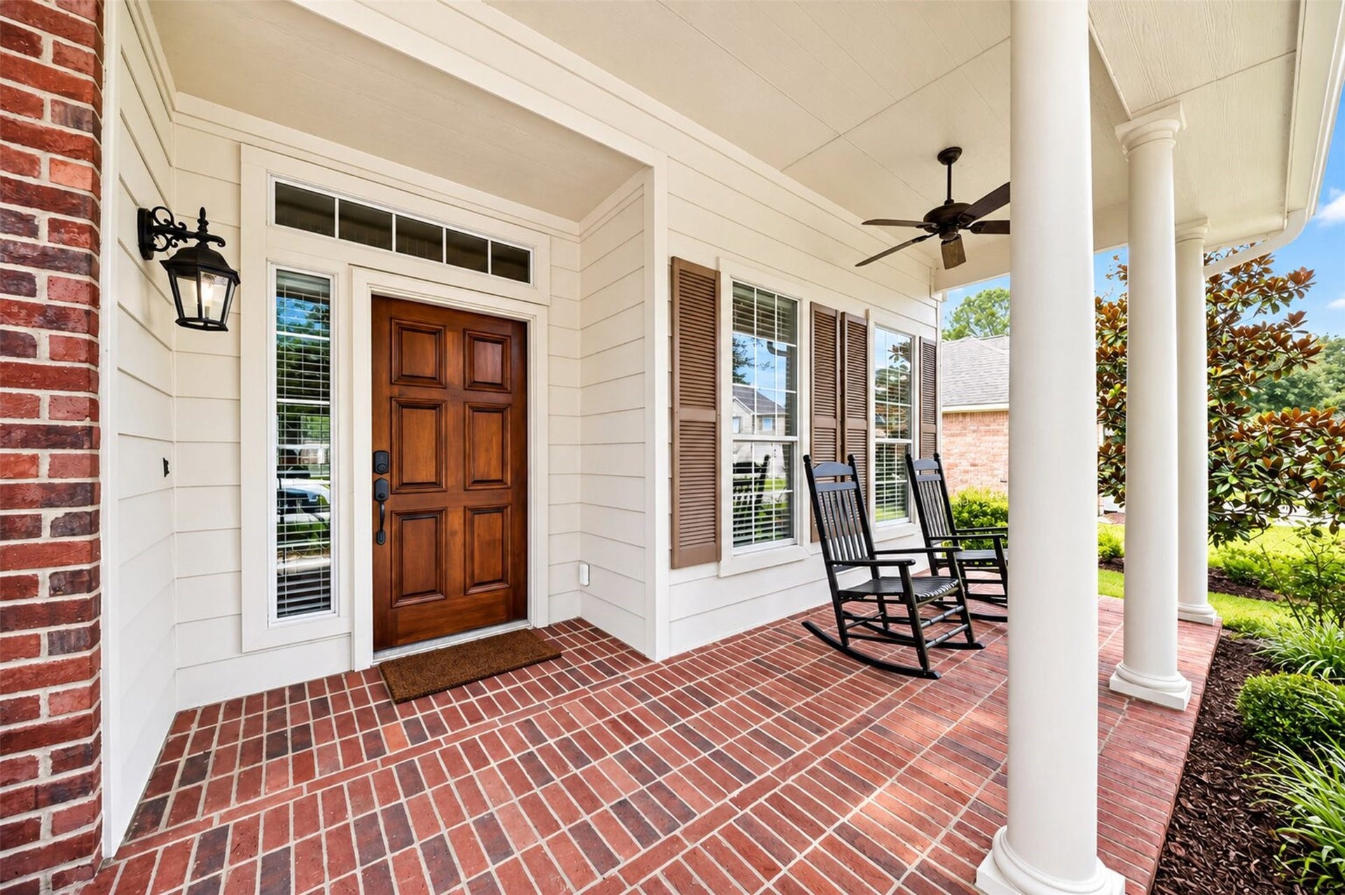 127 N Hawthorne Hollow Circle, The Woodlands, TX 77384 Charming covered front porch with classic columns and rocking chair appeal the perfect spot to sip your morning coffee and ease into the day.