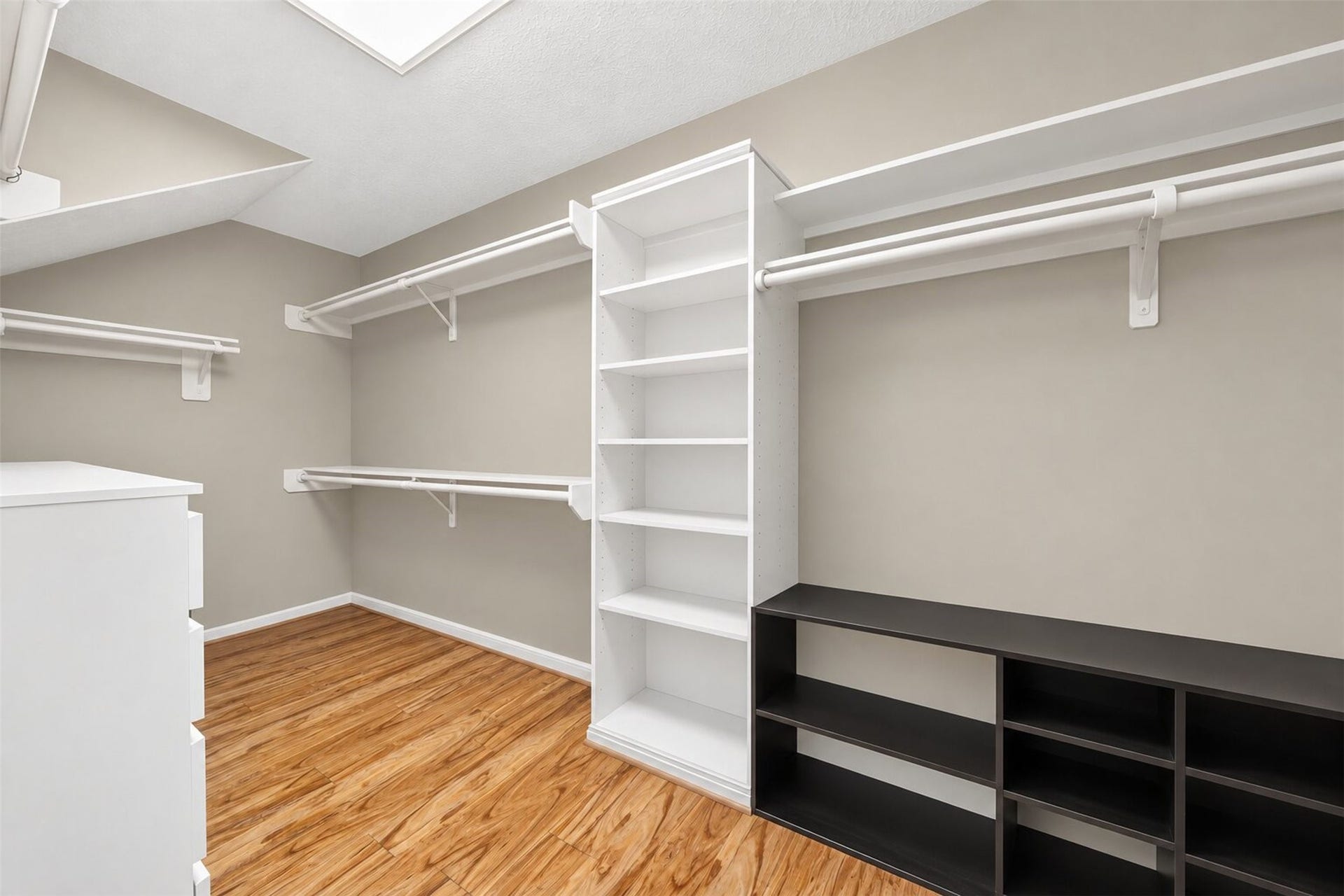 127 N Hawthorne Hollow Circle, The Woodlands, TX 77384 Spacious primary walk-in closet with abundant hanging space, built-in shelving, and generous storage throughout.