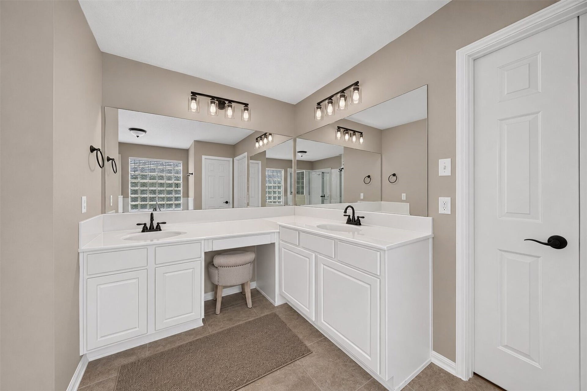 127 N Hawthorne Hollow Circle, The Woodlands, TX 77384 127 N Hawthorne Hollow Circle, The Woodlands, TX 77384