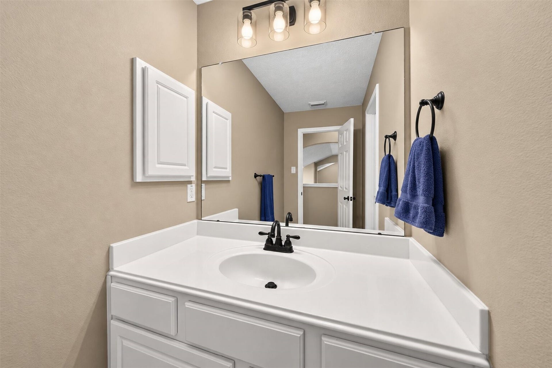 127 N Hawthorne Hollow Circle, The Woodlands, TX 77384 Additional sink in secondary bathroom connected to bedroom
