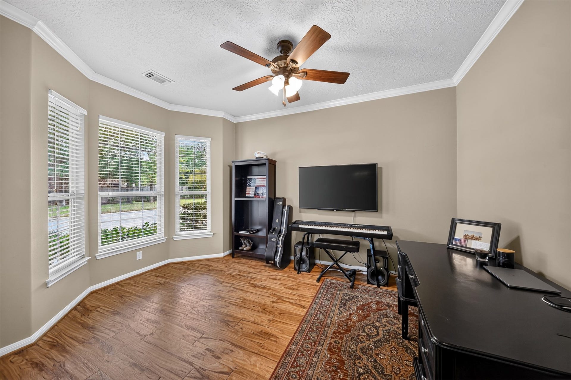 127 N Hawthorne Hollow Circle, The Woodlands, TX 77384 This space is being utilized as a home office.