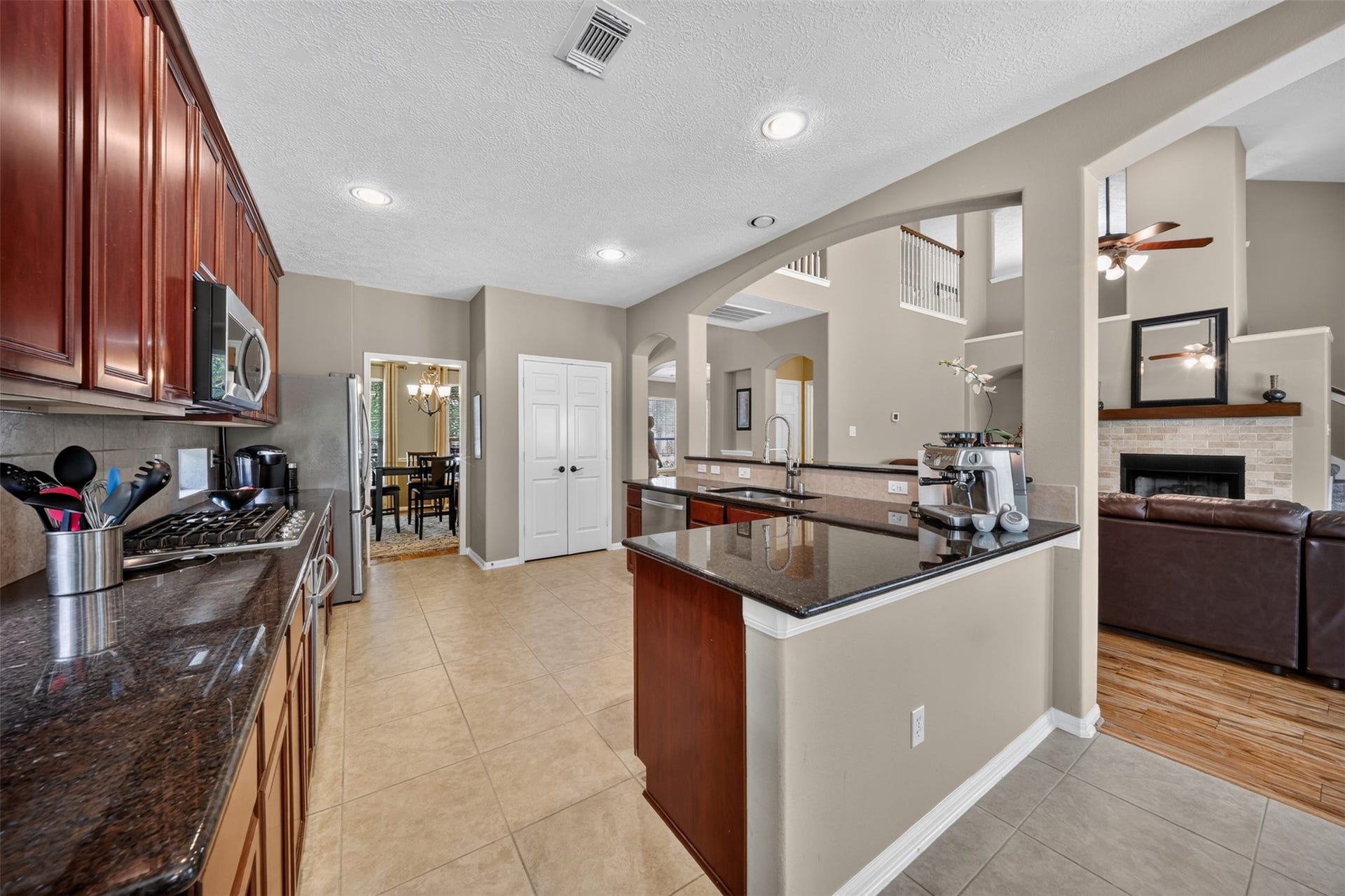 127 N Hawthorne Hollow Circle, The Woodlands, TX 77384 127 N Hawthorne Hollow Circle, The Woodlands, TX 77384