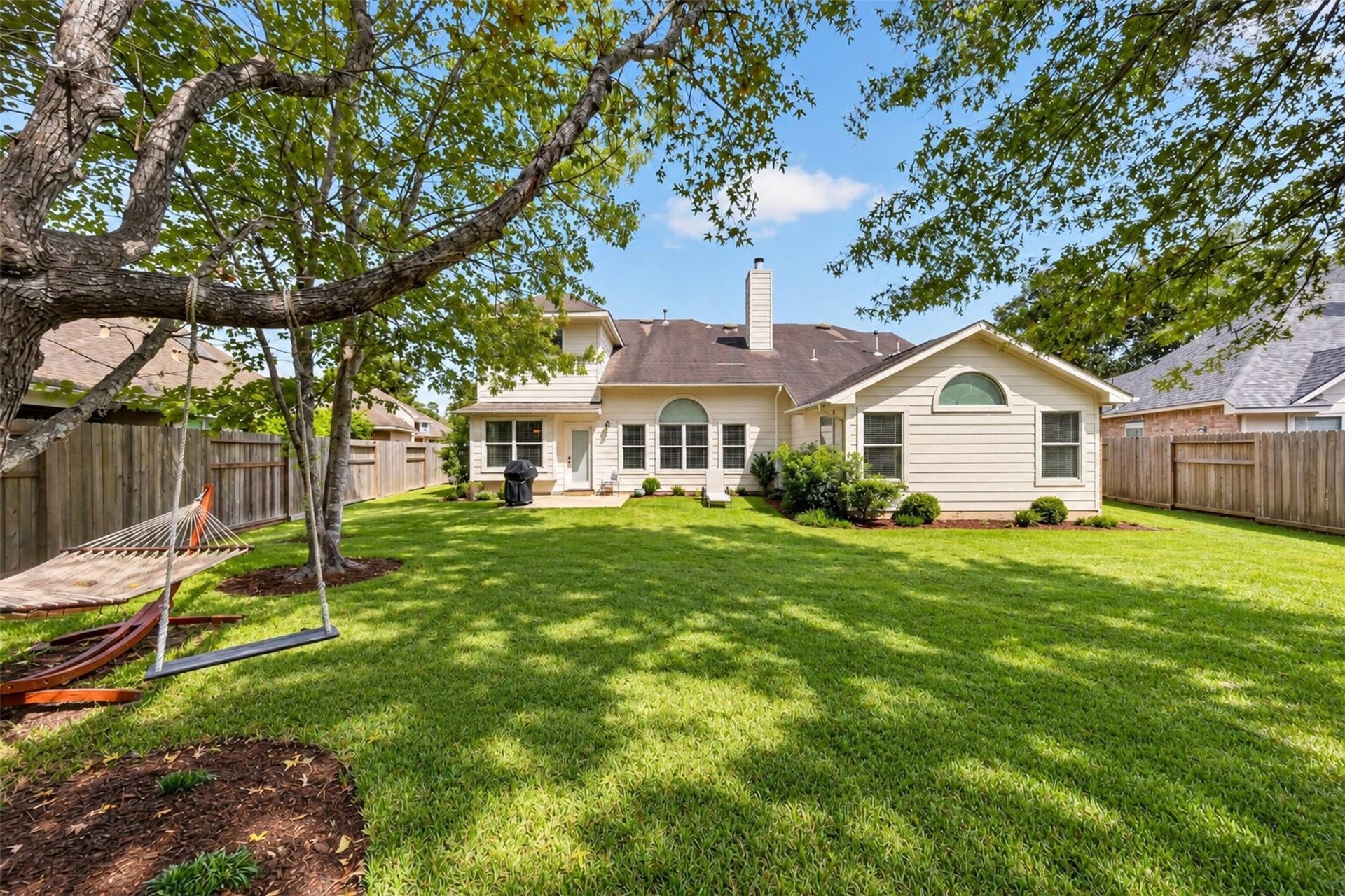 127 N Hawthorne Hollow Circle, The Woodlands, TX 77384 Grass is virtually enhanced.
