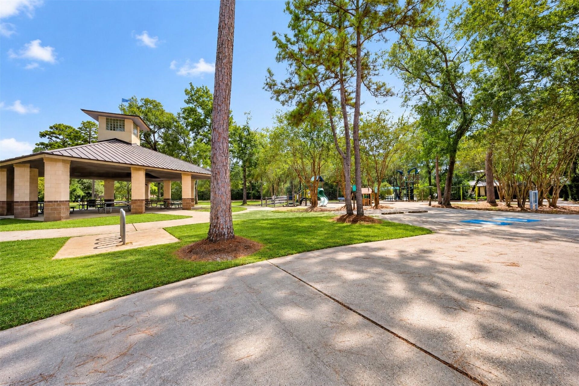 127 N Hawthorne Hollow Circle, The Woodlands, TX 77384 Local neighborhood park and pavillion.