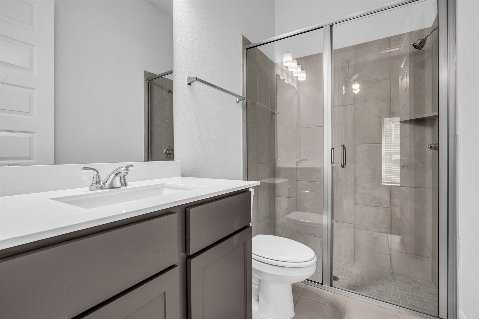 2215 Carrol Creek Drive, Richmond, TX 77469 Second Full Bathroom