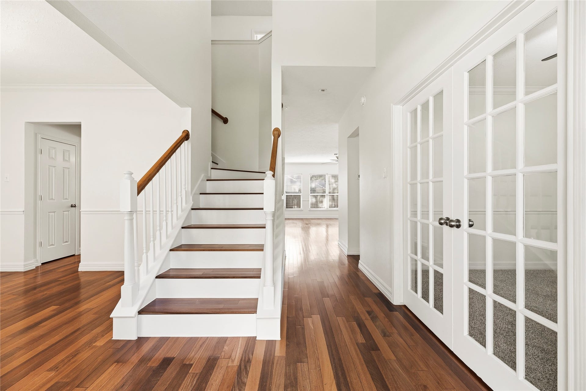 3422 Powell Way, Missouri City, TX 77459 Welcome Home! High ceilings and fresh paint greet you.