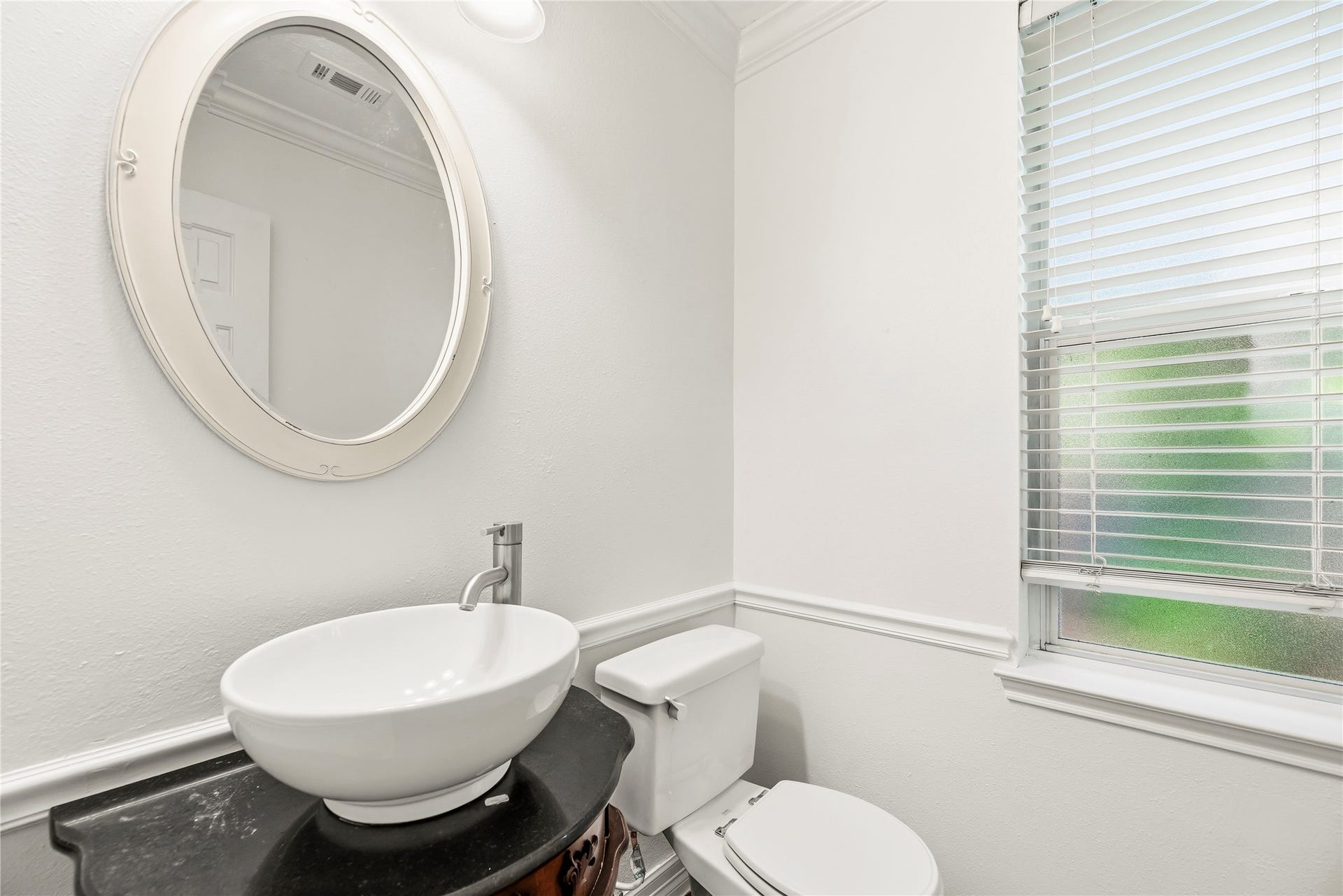 3422 Powell Way, Missouri City, TX 77459 Half bath located downstairs for guests and convenience.