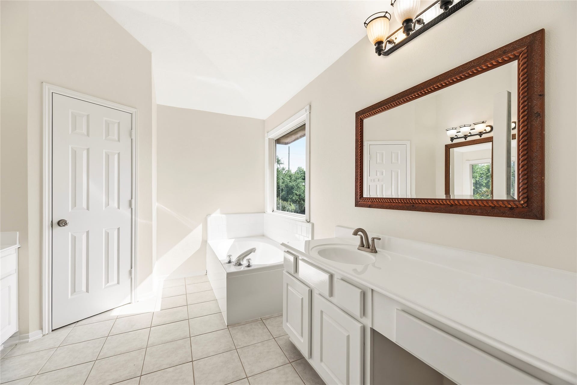 3422 Powell Way, Missouri City, TX 77459 Refreshed primary en-suite with separate sinks and a built in vanity.