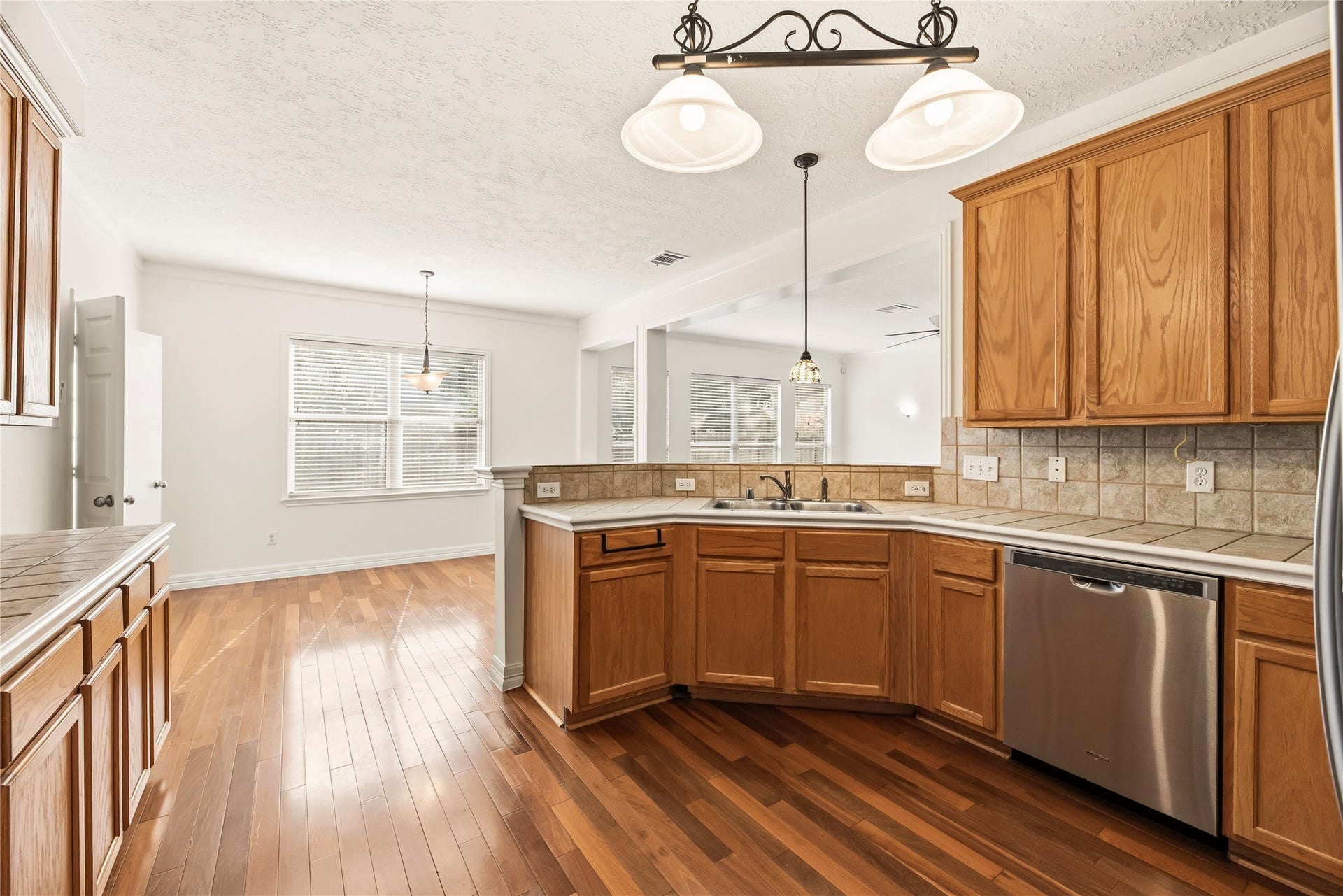 3422 Powell Way, Missouri City, TX 77459 Spacious kitchen with an abundance of cabinetry and counter space!