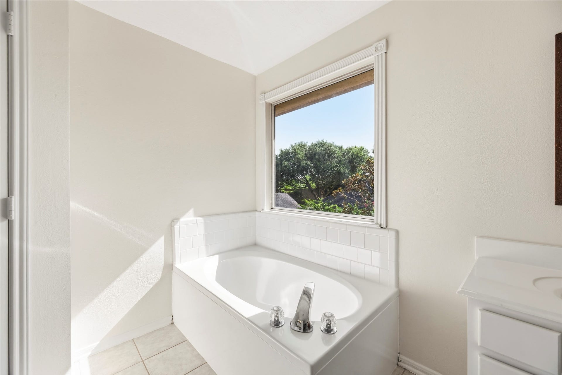 3422 Powell Way, Missouri City, TX 77459 Large soaking tub with a window for natural light.