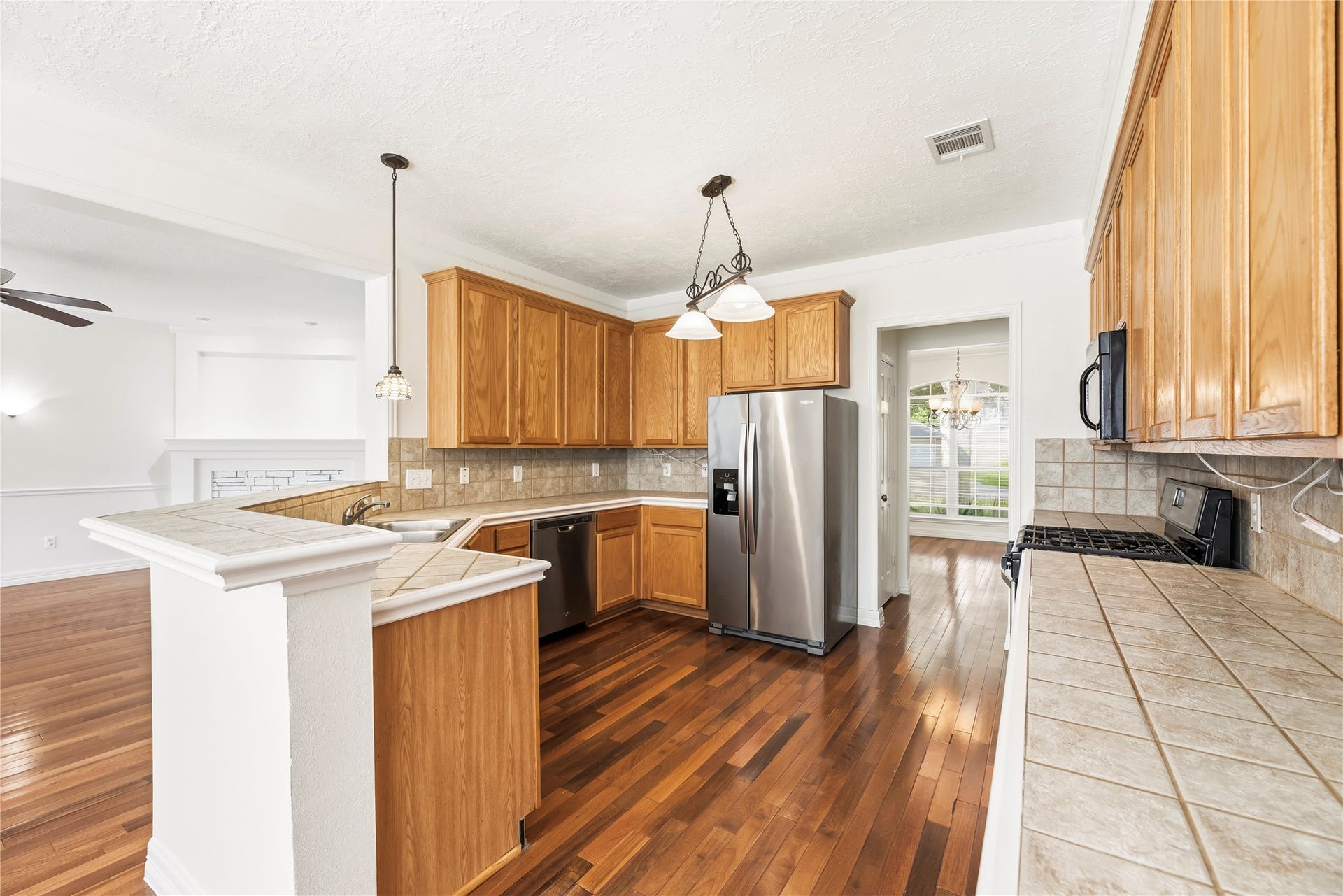 3422 Powell Way, Missouri City, TX 77459 Spacious kitchen with an abundance of cabinetry and counter space. Gas range!