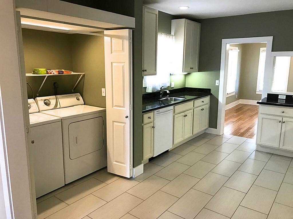 106 Opal Court, Houston, TX 77009 Laundry room next to kitchen.