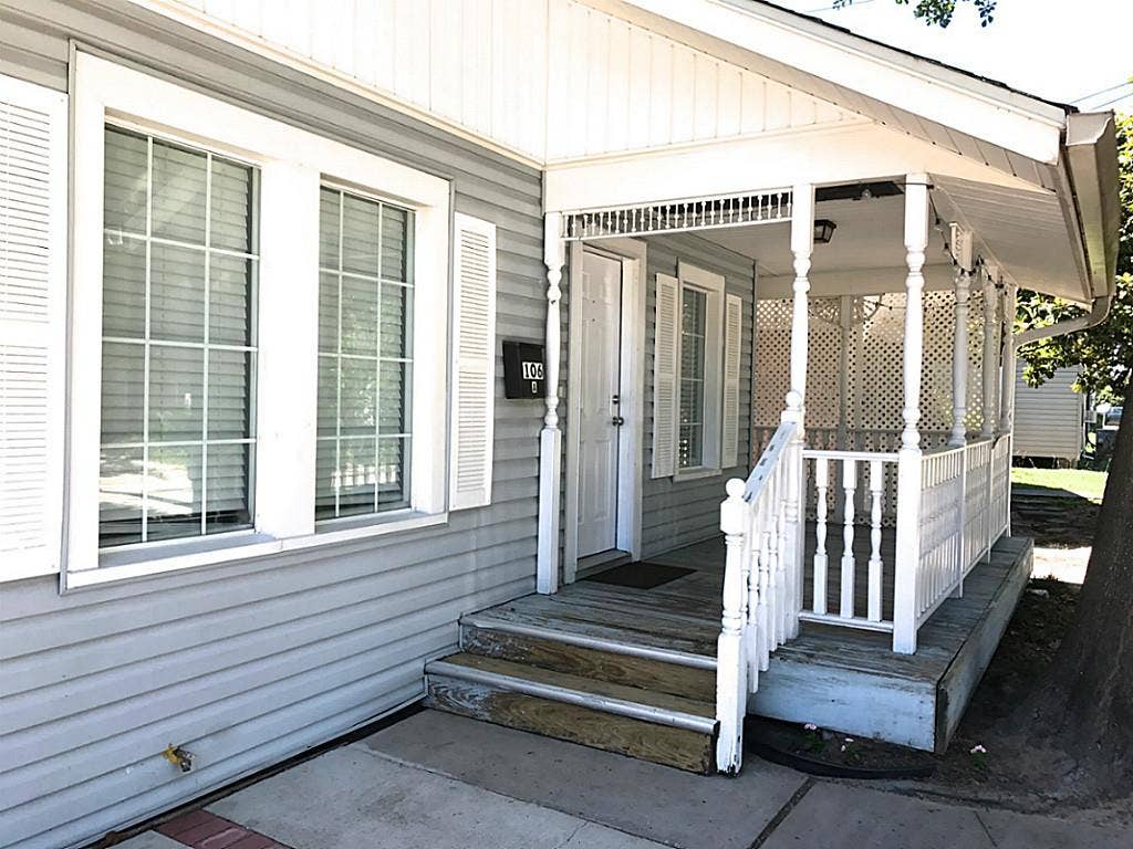 106 Opal Court, Houston, TX 77009 Front porch of 106A Opal Court.