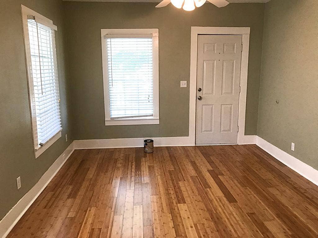 106 Opal Court, Houston, TX 77009 Living room and front door as seen from the kitchen.