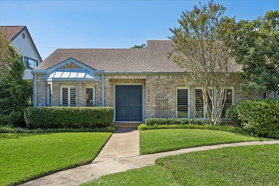 Property photo for 2725 S Glen Haven Boulevard, Houston, TX