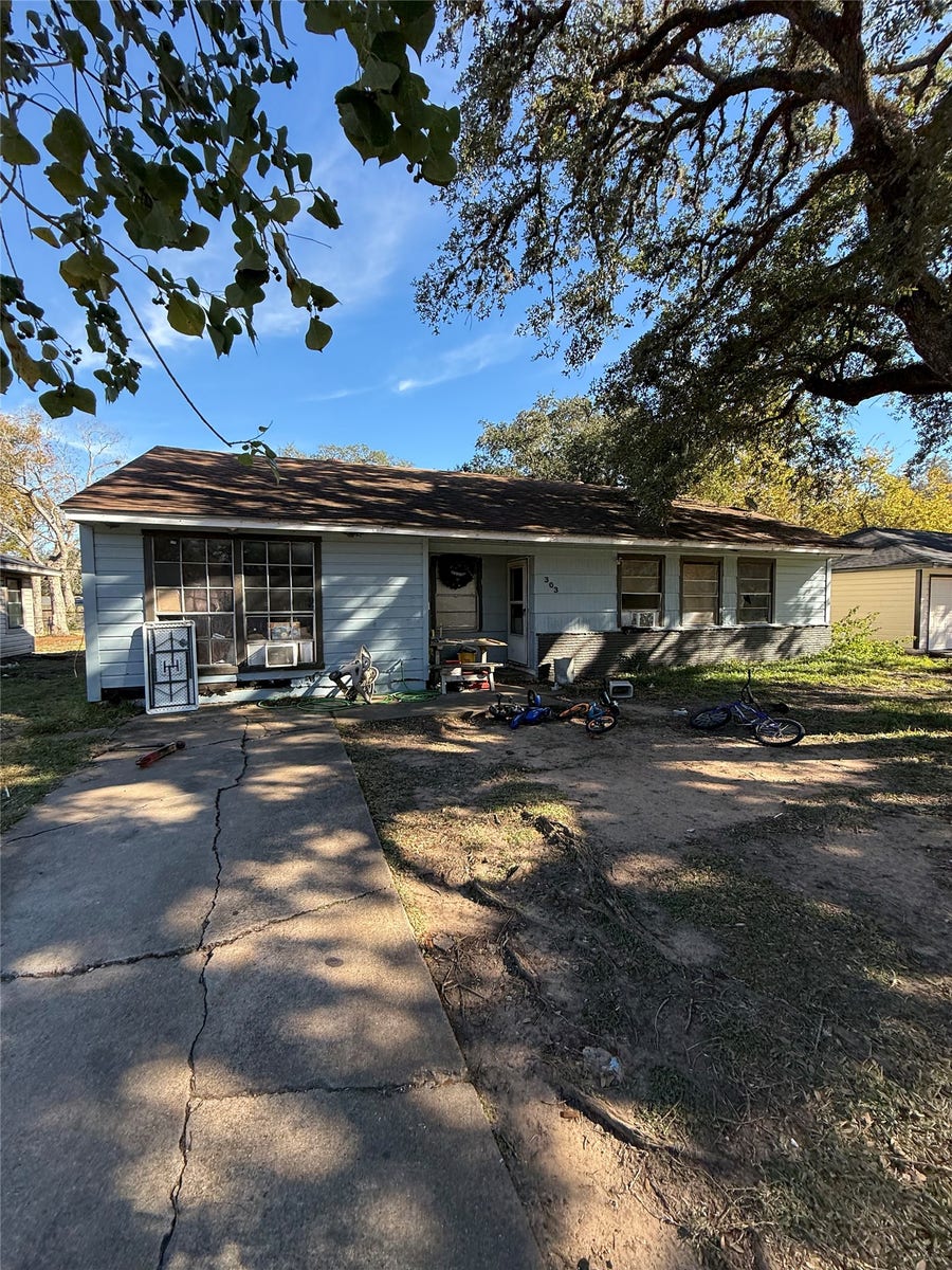Property photo for 303 Cypress Street, Lake Jackson, TX